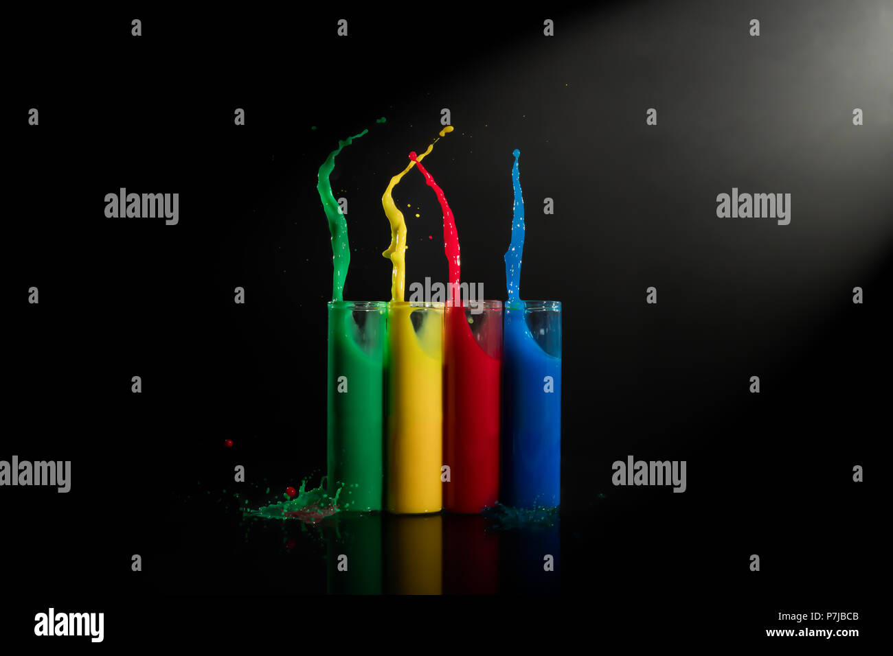 Vernice acrilica schizzi di contenitori di vetro Foto Stock