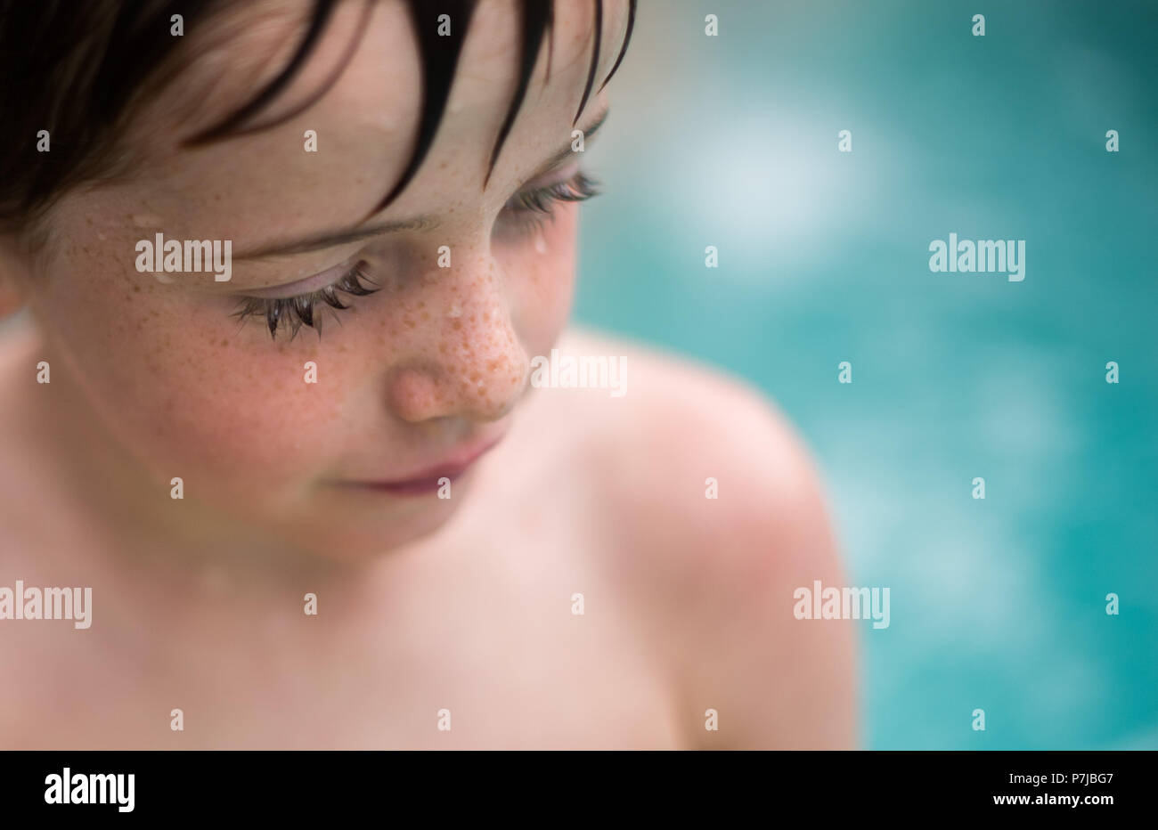 Ritratto di un ragazzo che sta da una piscina Foto Stock