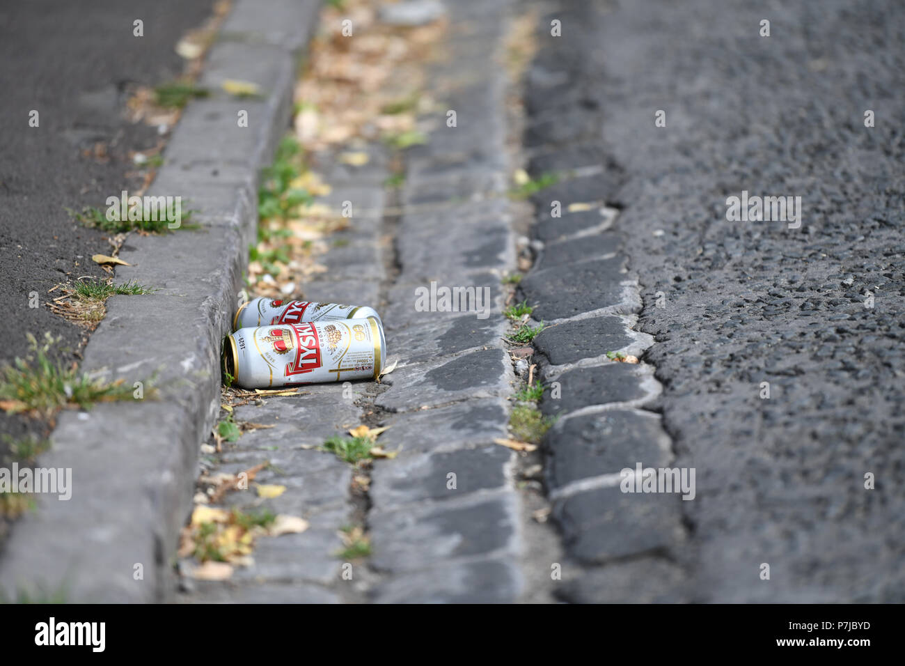 Vuoto lattine più grandi in strada Foto Stock