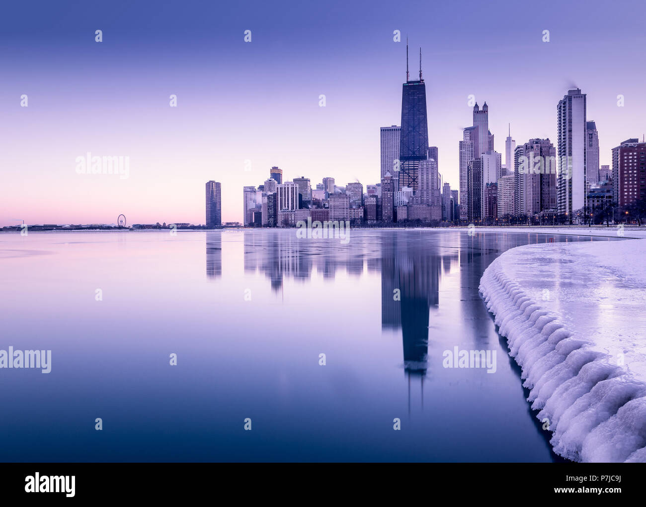 Riflessioni dello skyline della città sul lago Michigan, Chicago, Stati Uniti Foto Stock