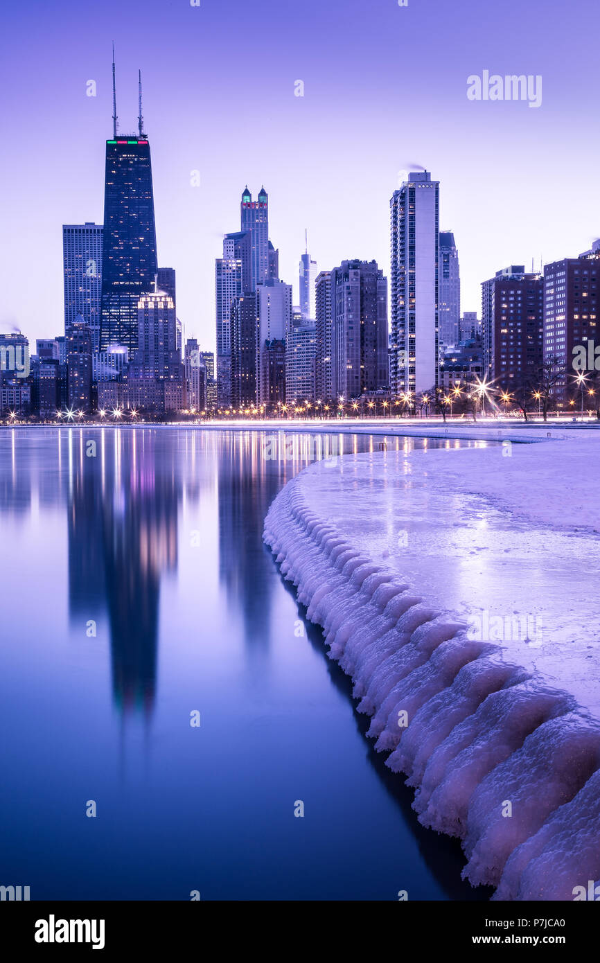Riflessioni dello skyline della città sul lago Michigan, Chicago, Stati Uniti Foto Stock