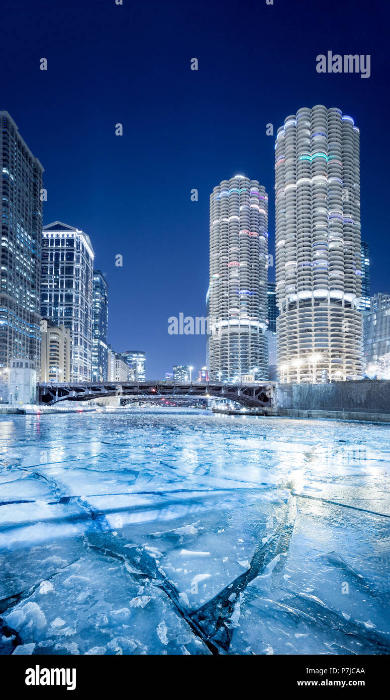 Fiume congelato in inverno, Chicago, Stati Uniti Foto Stock
