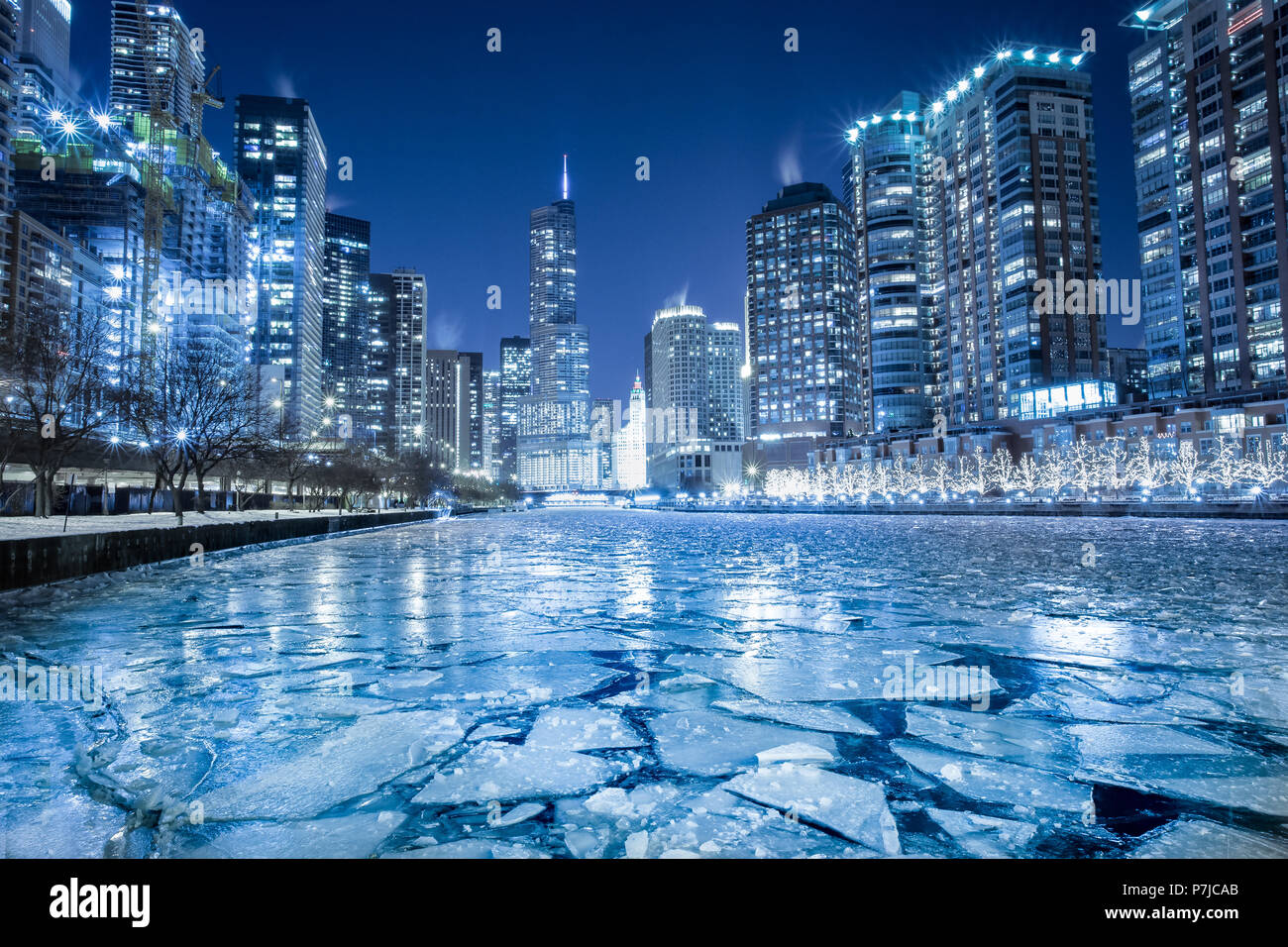Fiume congelato in inverno, Chicago, Stati Uniti Foto Stock