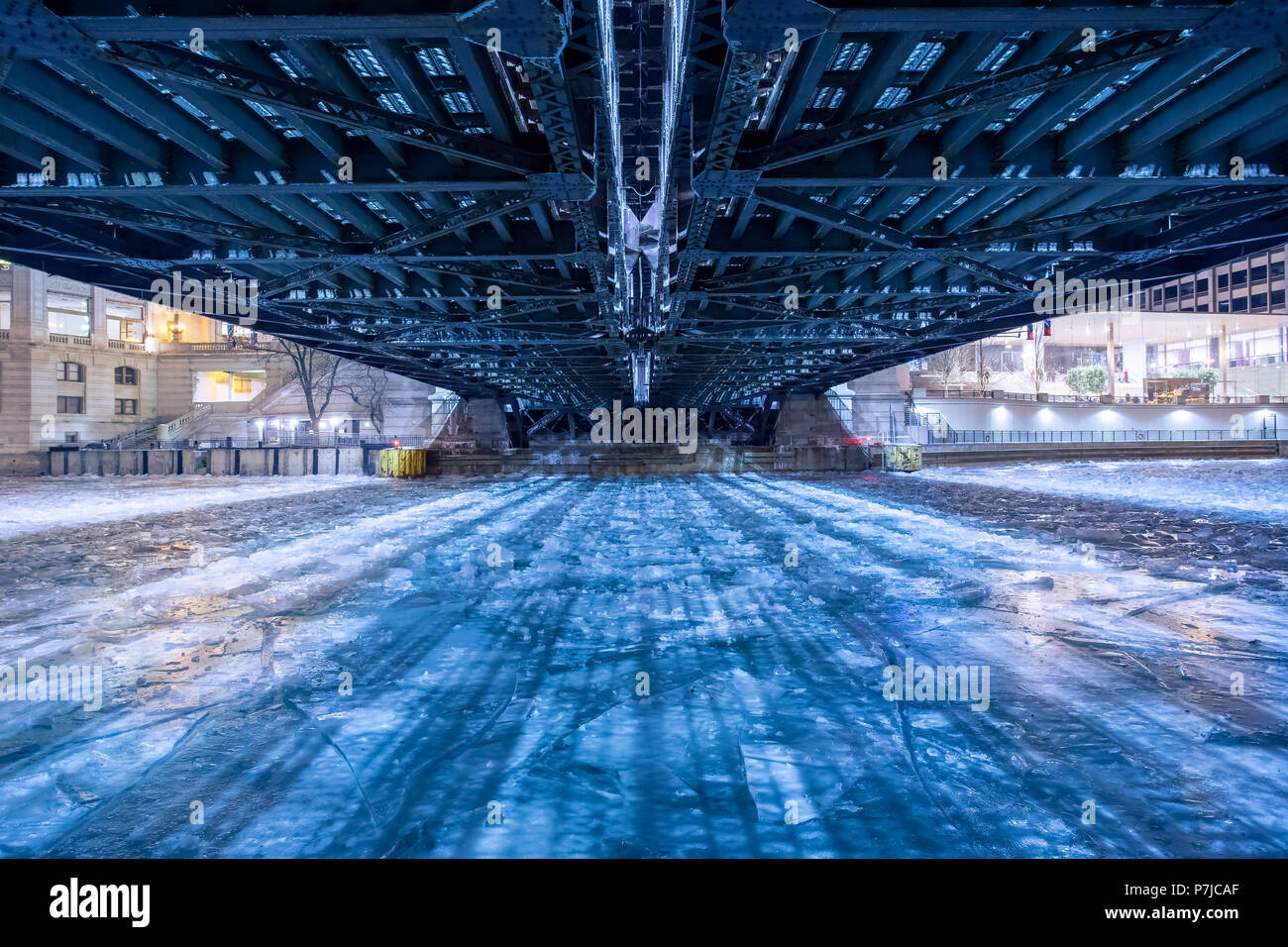 Urban Bridge sul fiume congelato, Chicago, Stati Uniti Foto Stock
