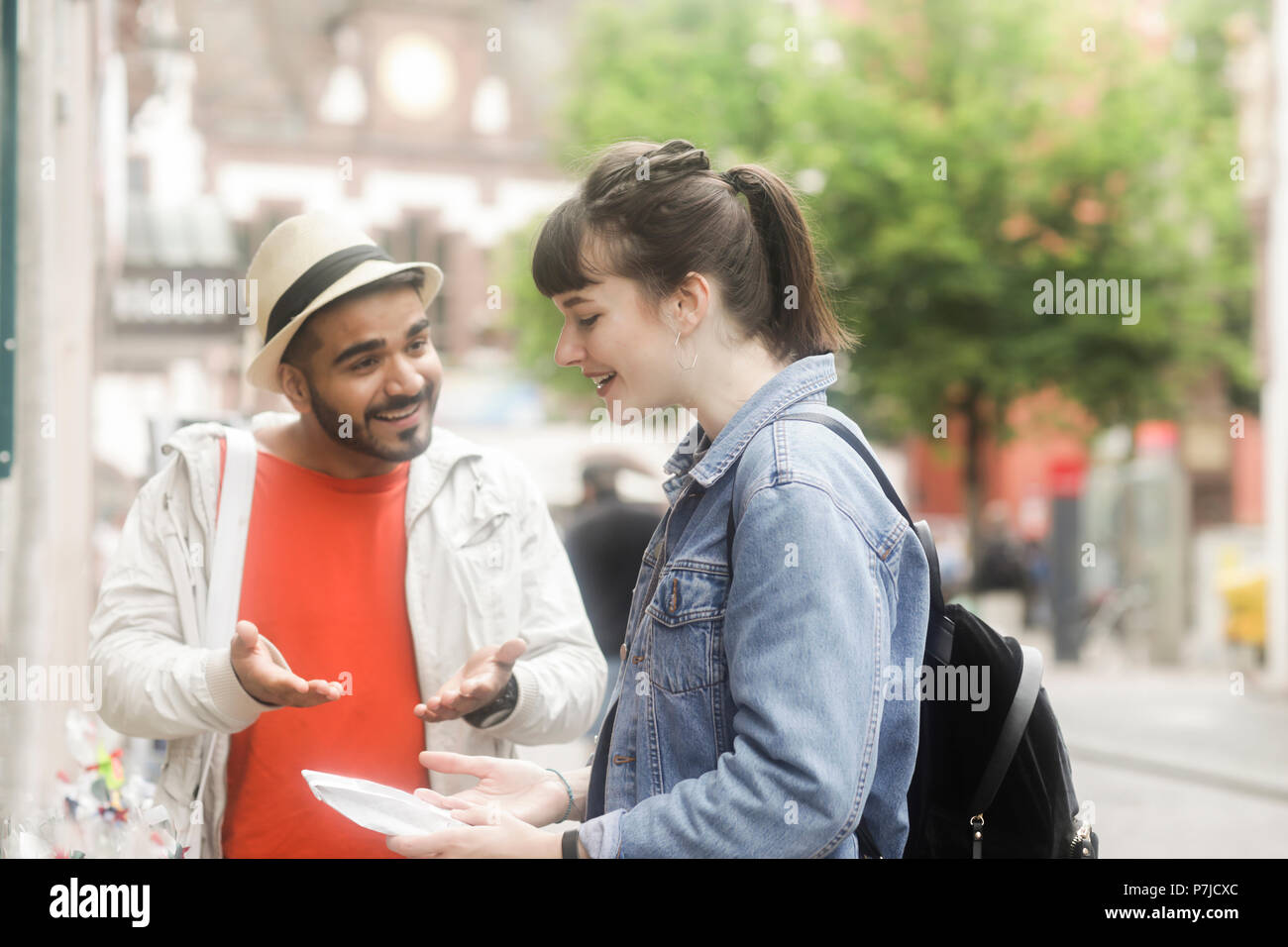 Coppia sorridente in piedi al di fuori di un negozio Foto Stock