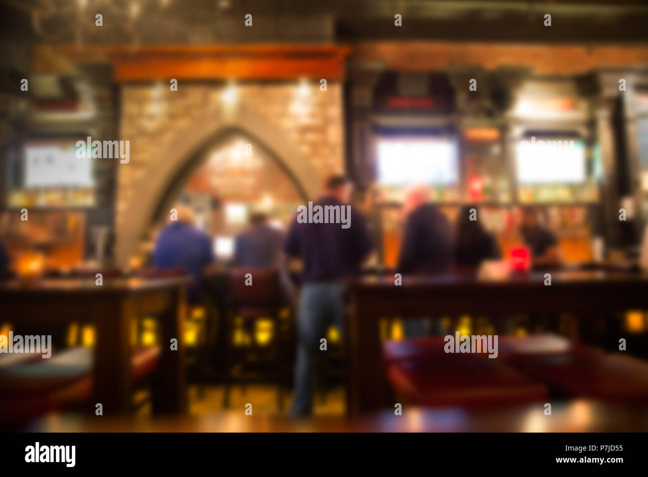 Defocalizzata sfocatura da pub irlandese con un irriconoscibile persone presso il bar. Foto Stock