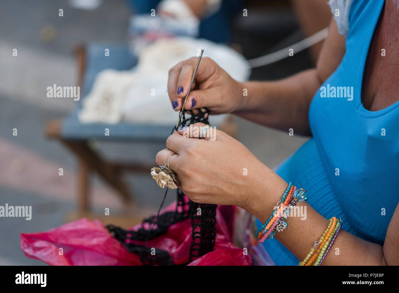 Le donne la creazione di sacchetti e varie di maglieria presso la fiera artigianale per le strade di l'Avana, Cuba. Foto Stock