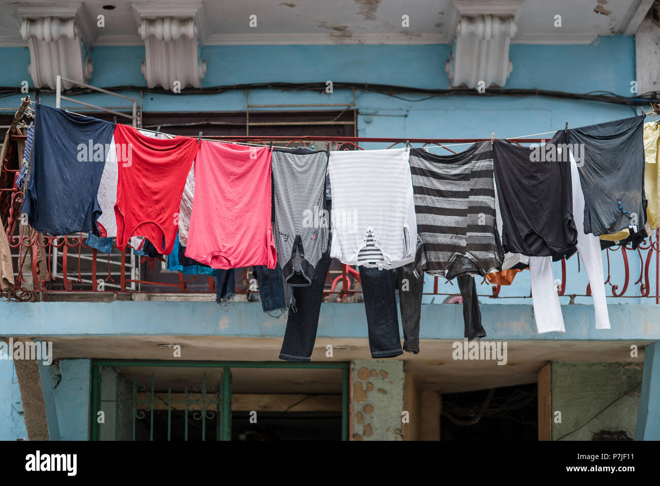 Servizio lavanderia appeso su uno stendibiancheria in Avana, Cuba. Foto Stock