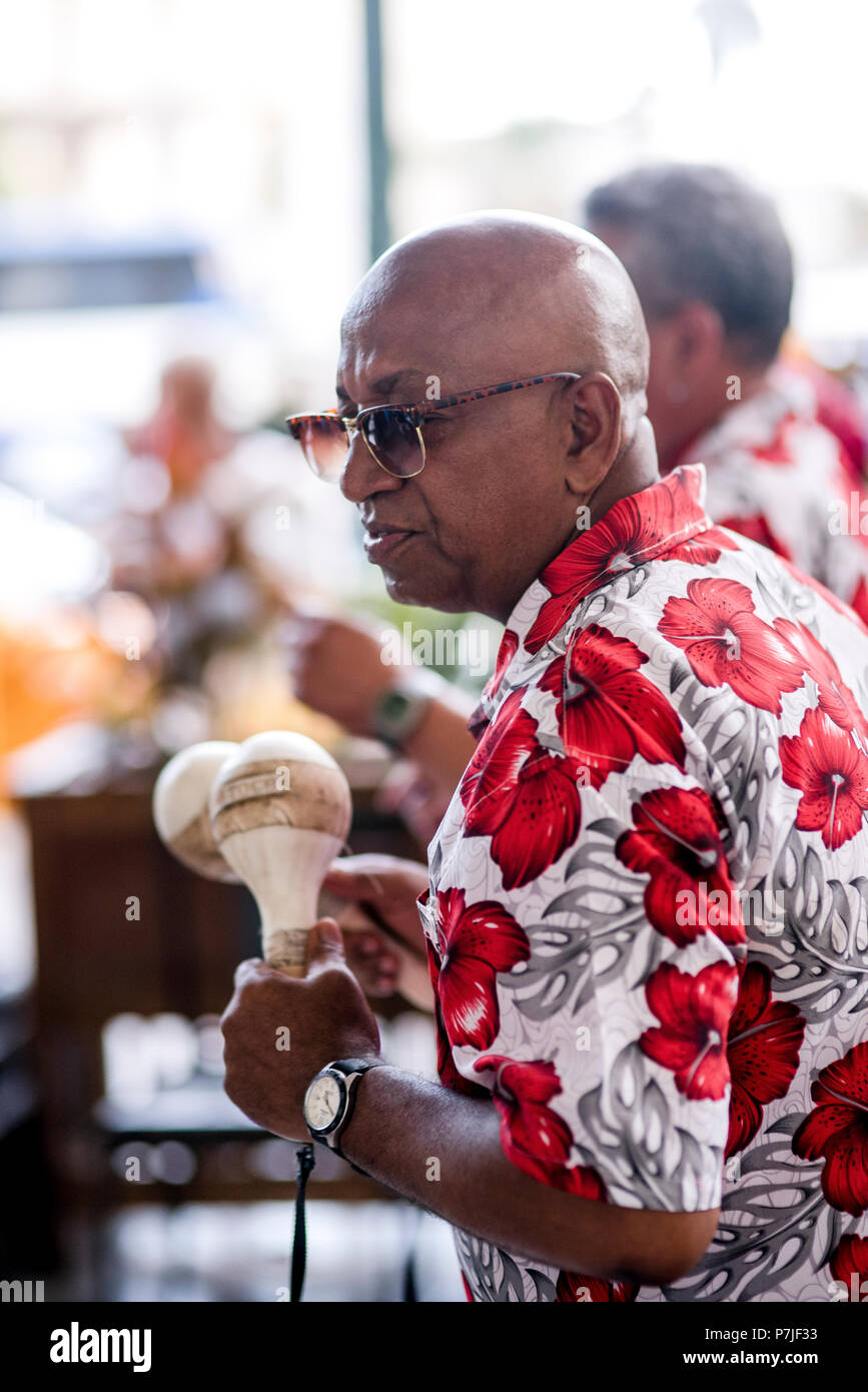 Un cubano band suona per il cliente in un bar a l'Avana, Cuba. Foto Stock