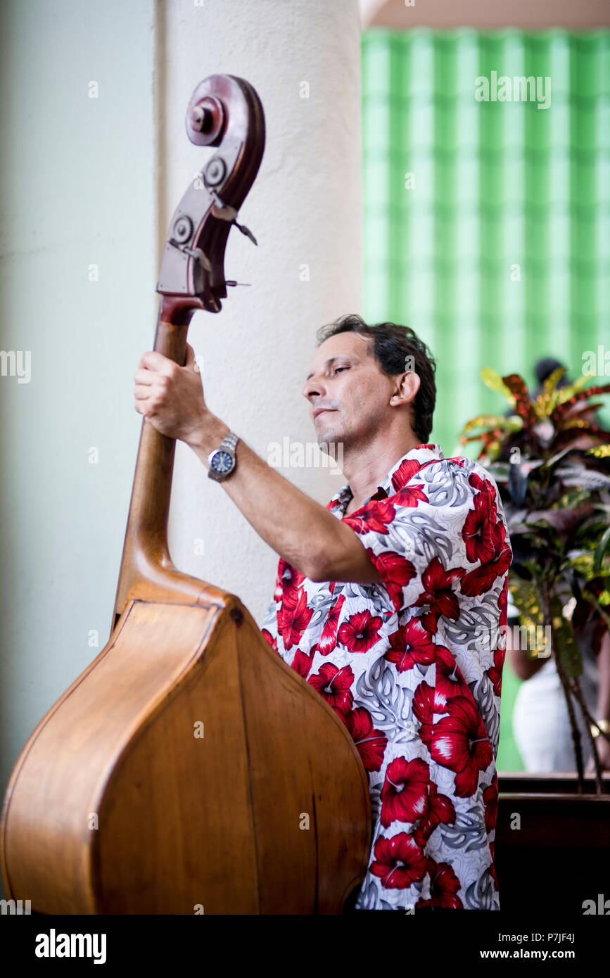 Un cubano band suona per il cliente in un bar a l'Avana, Cuba. Foto Stock