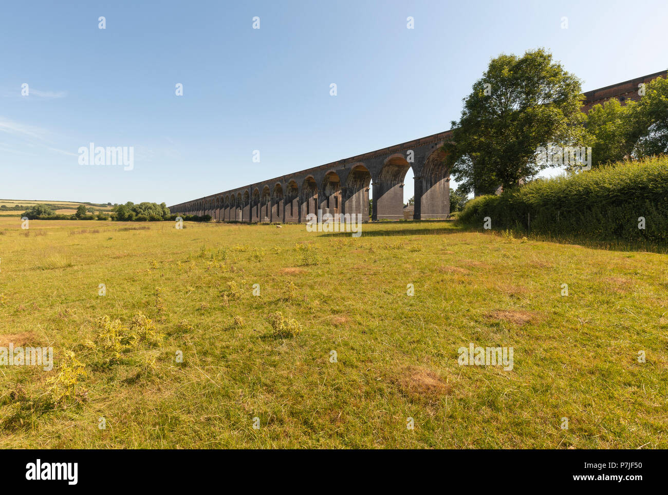 Un'immagine dell'incredibile Harringworth viadotto con ottanta-due archi e 1.275 metri lungo (1.166 km) girato nel Northamptonshire, Inghilterra, Regno Unito. Foto Stock