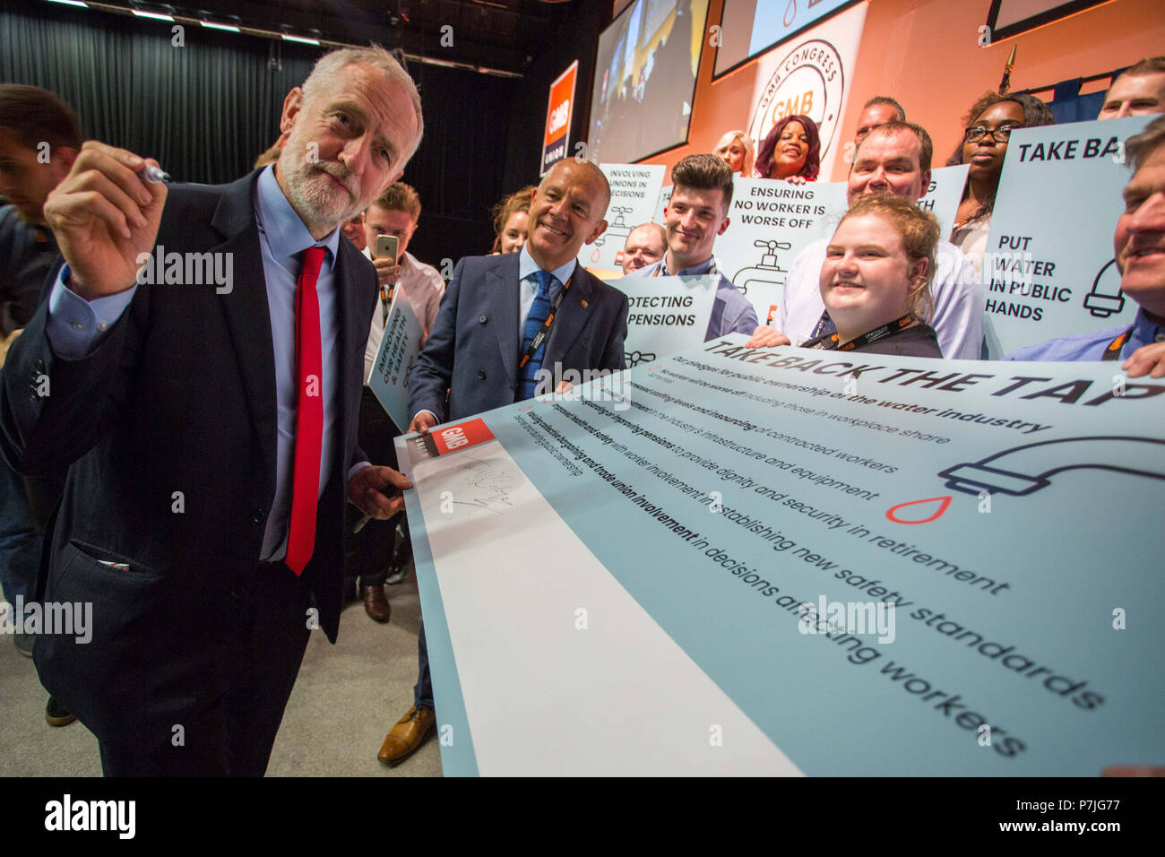 Jeremy Corbyn MP e Tim Roache, GMB Segretario generale, con impegno a nazionalizzare le aziende idriche a GMB unione 101st congress in Brighton. Dotato di: Jeremy Corbyn MP Dove: Brighton, East Sussex, Regno Unito quando: 05 giu 2018 Credit: Wheatley/WENN Foto Stock