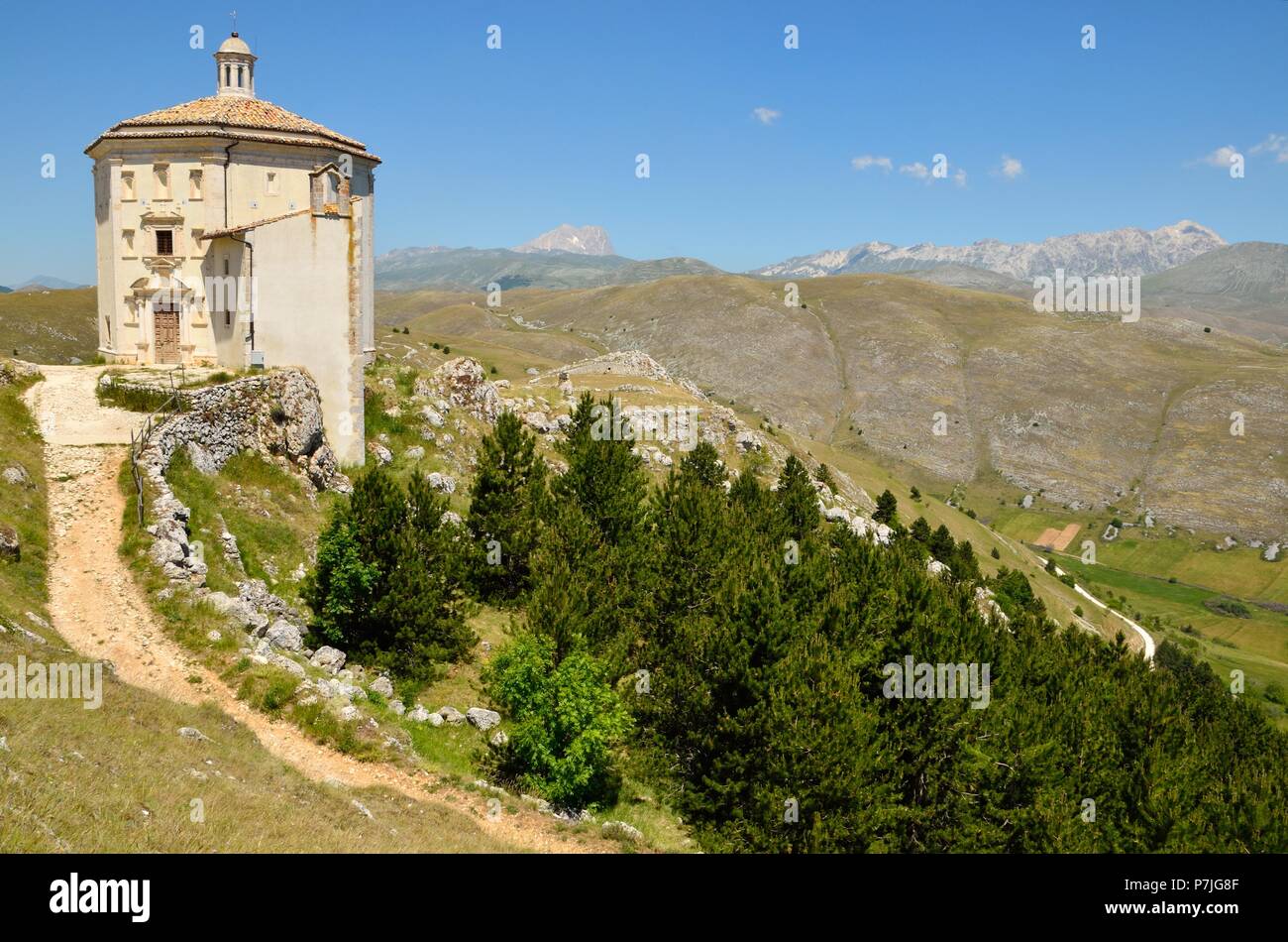 Chiesa di Santa Maria della Pietà nei pressi di Rocca Calascio in Abruzzo Foto Stock