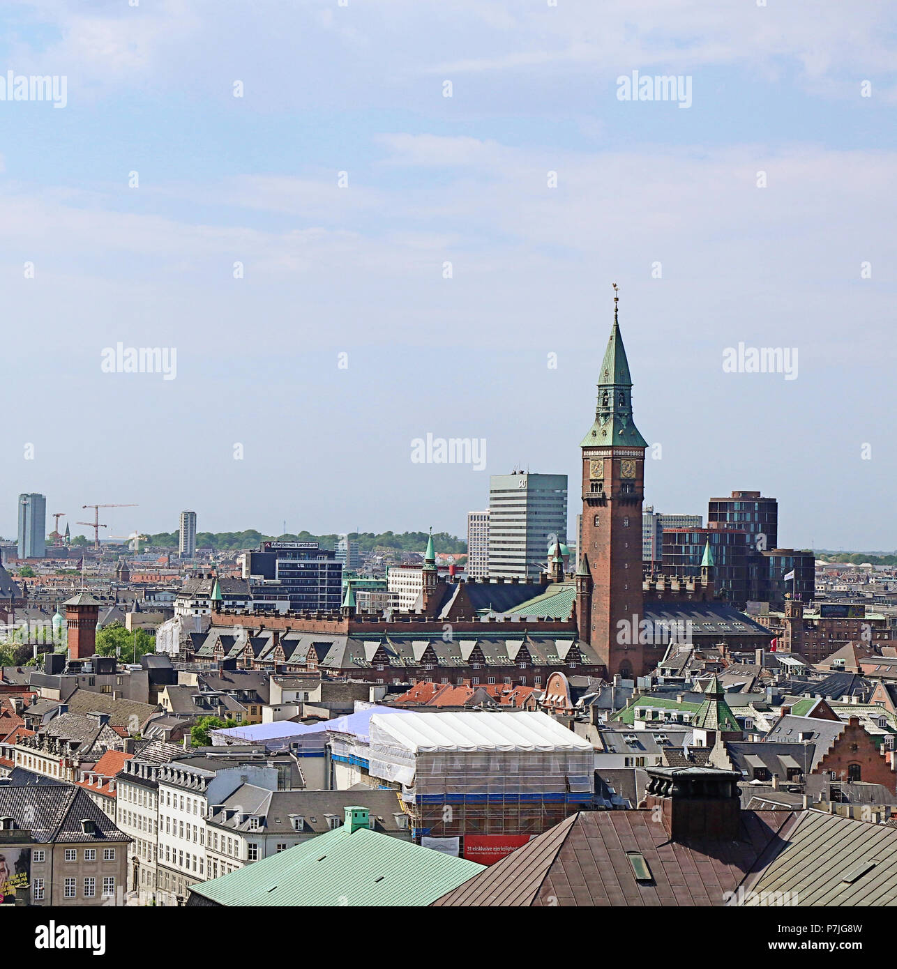 COPENHAGEN, Danimarca - 17 Maggio 2018 - vista panoramica di Copenhagen dalla Torre del Palazzo Christiansborg, casa del parlamento danese: in centro Foto Stock