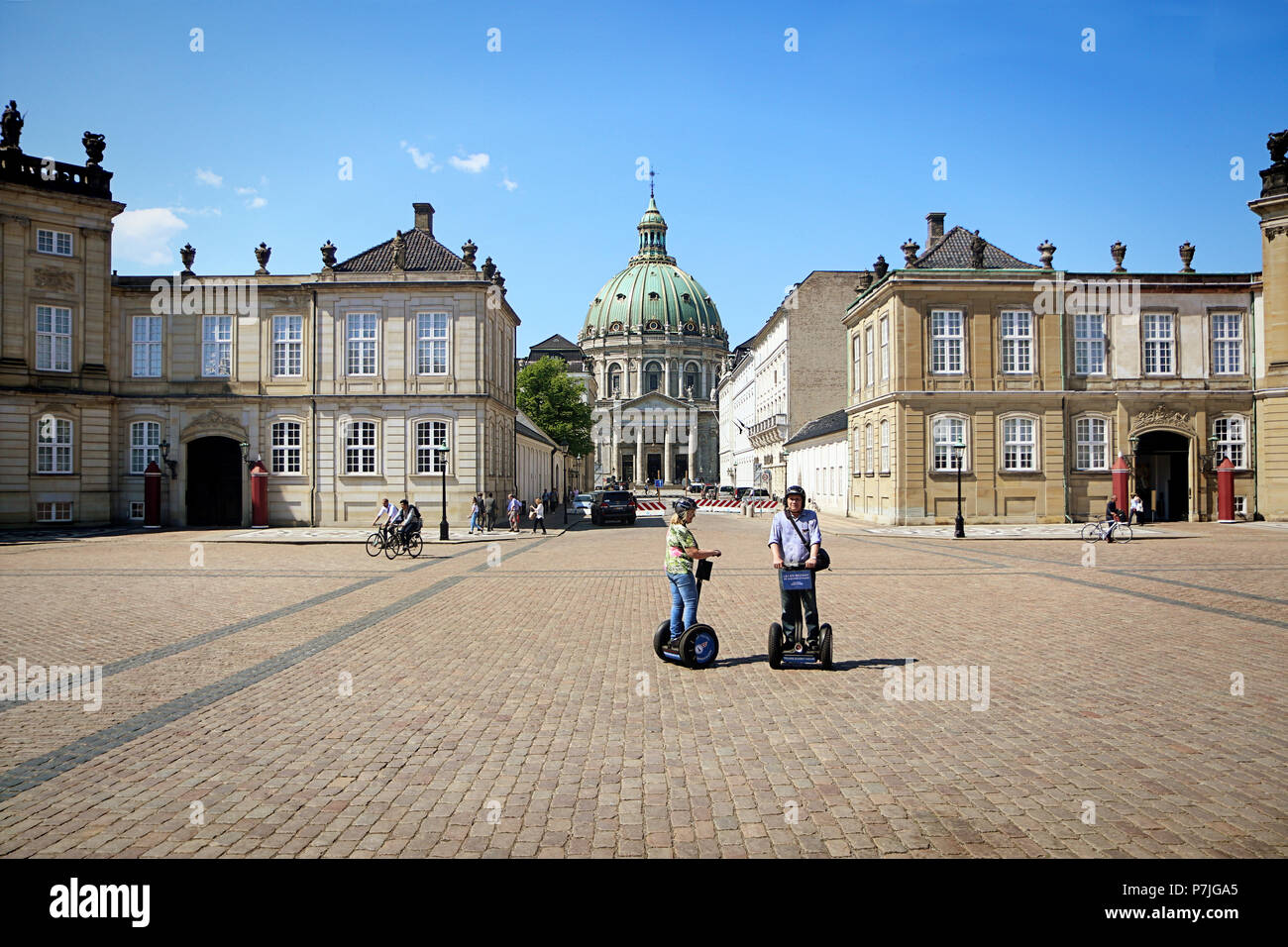 COPENHAGEN, Danimarca - 16 maggio 2018 il palazzo di Amalienborg square, residenza della regina danese, con il Frederik la chiesa (la Chiesa di Marmo) e un colpo di stato Foto Stock