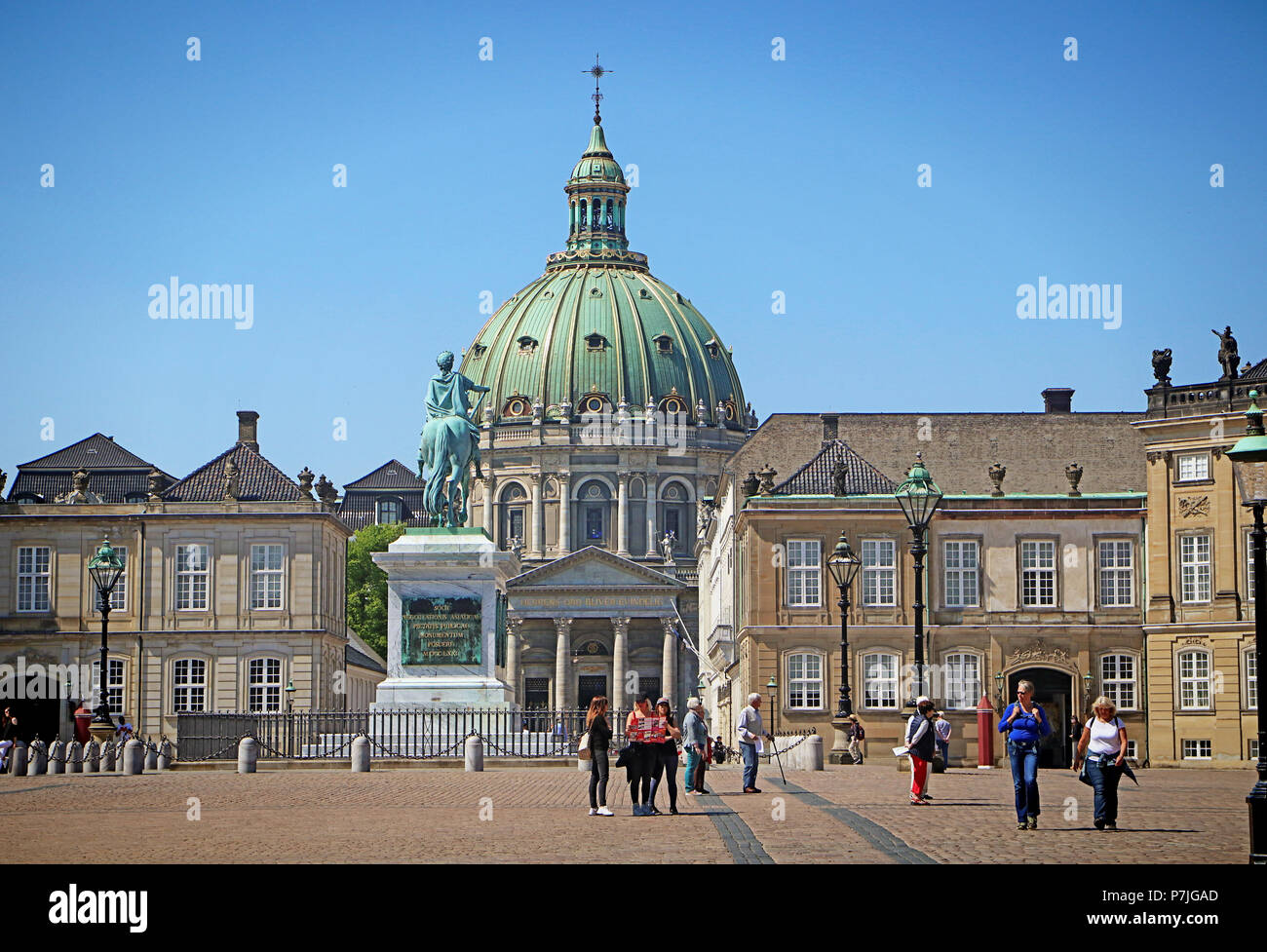 COPENHAGEN, Danimarca - 16 maggio 2018 Dettaglio di Amalienborg Palace square, residenza della regina danese, con il Frederik la chiesa (la Chiesa di Marmo) Foto Stock
