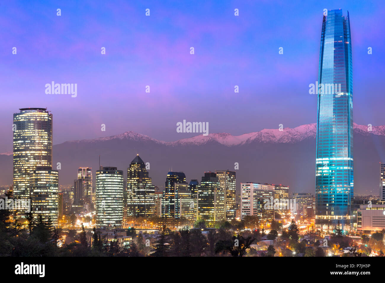 Il quartiere finanziario skyline con Los Andes Mountains nella parte posteriore, Las Condes de Santiago de Cile Foto Stock