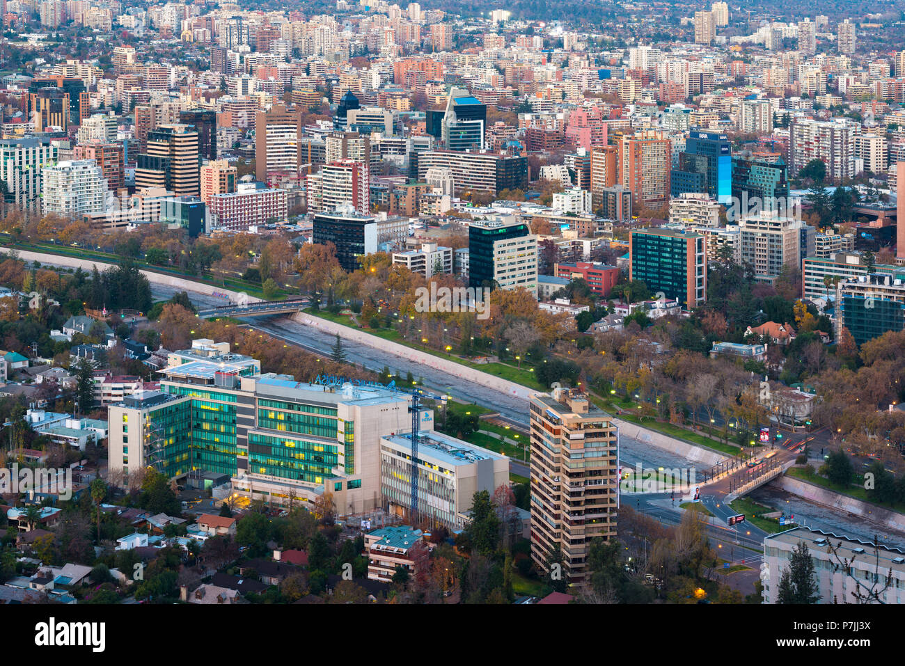 Santiago, Regione Metropolitana, Cile - Vista panoramica del quartiere Providencia con il fiume Mapocho e nevicato Cordigliera delle Ande in Foto Stock