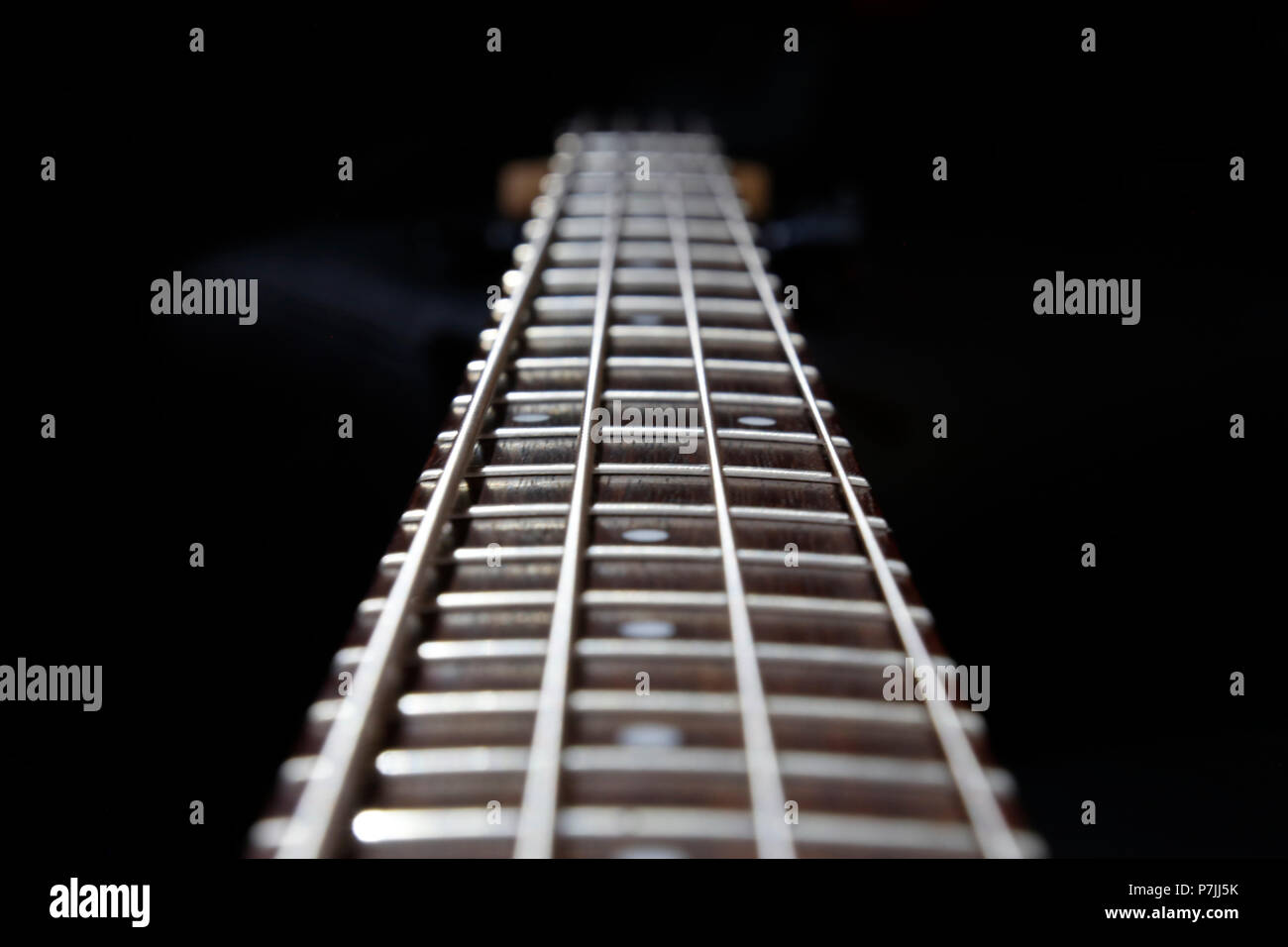 Dettaglio della chitarra basso collo e stringhe Foto Stock