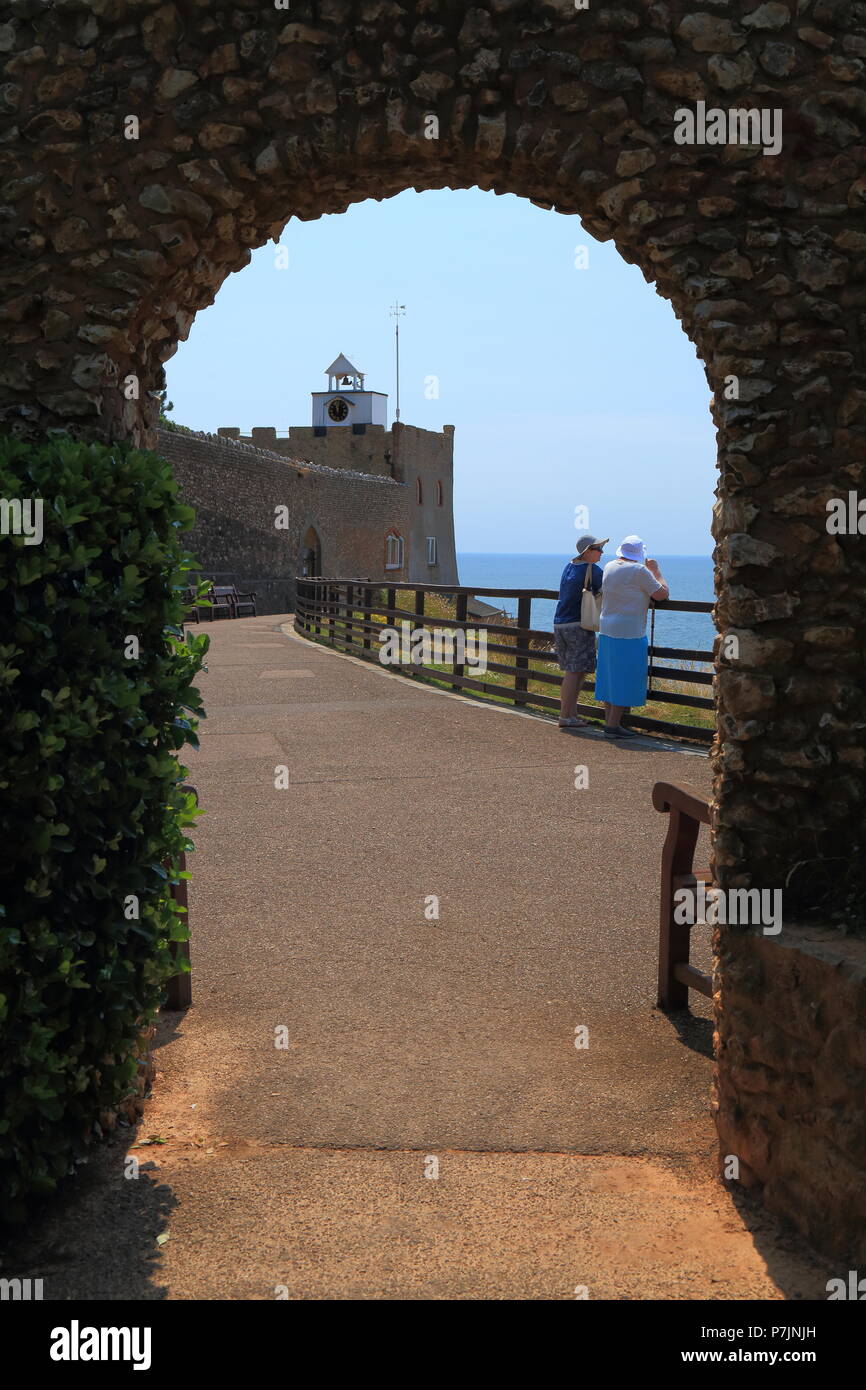 Arco architettonico e la torre dell orologio in Connaught giardini, Sidmouth Foto Stock