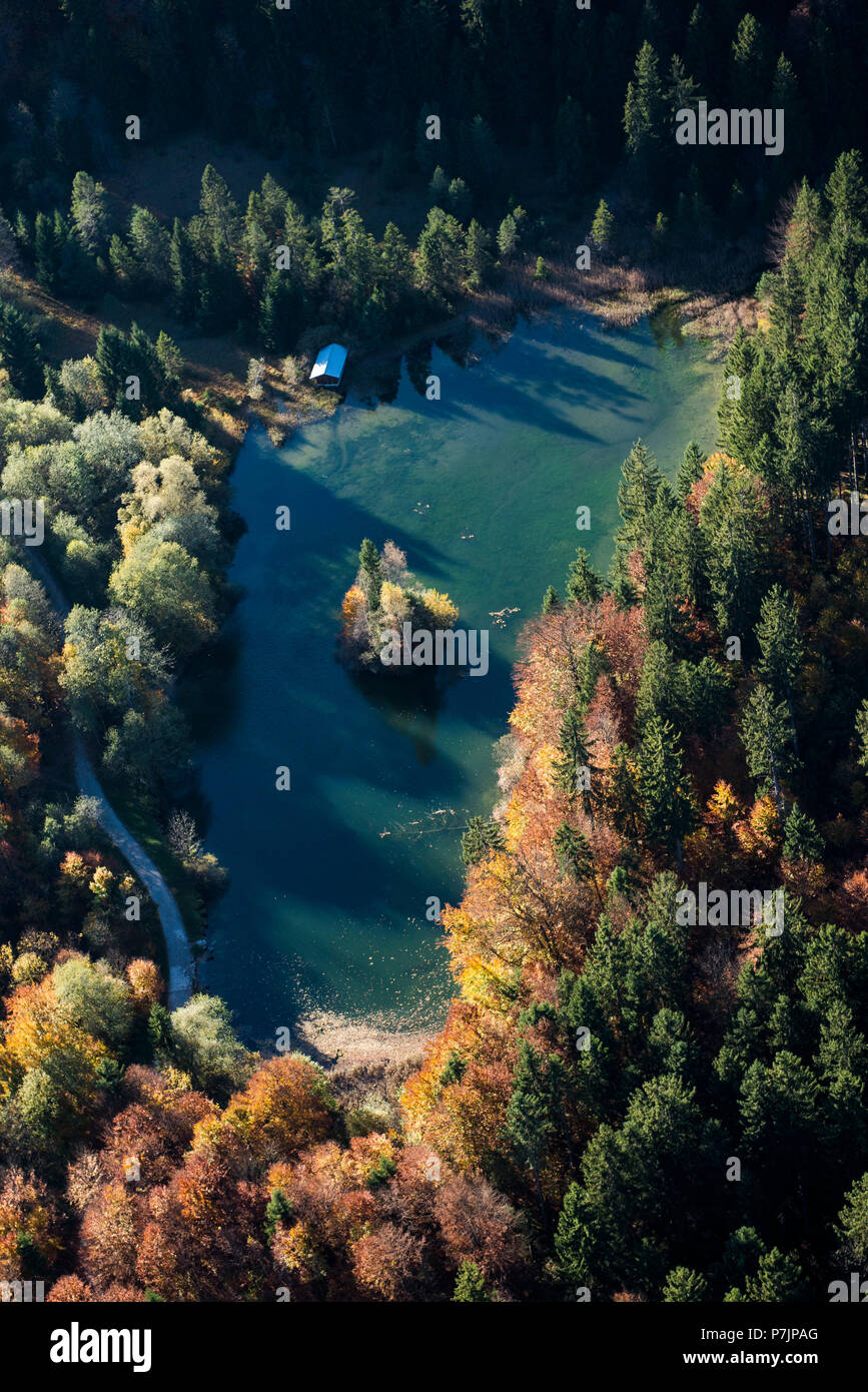 Lago Schmölzersee a Garmisch-Partenkirchen in autunno, vista aerea, Oberland, Baviera, Germania Foto Stock