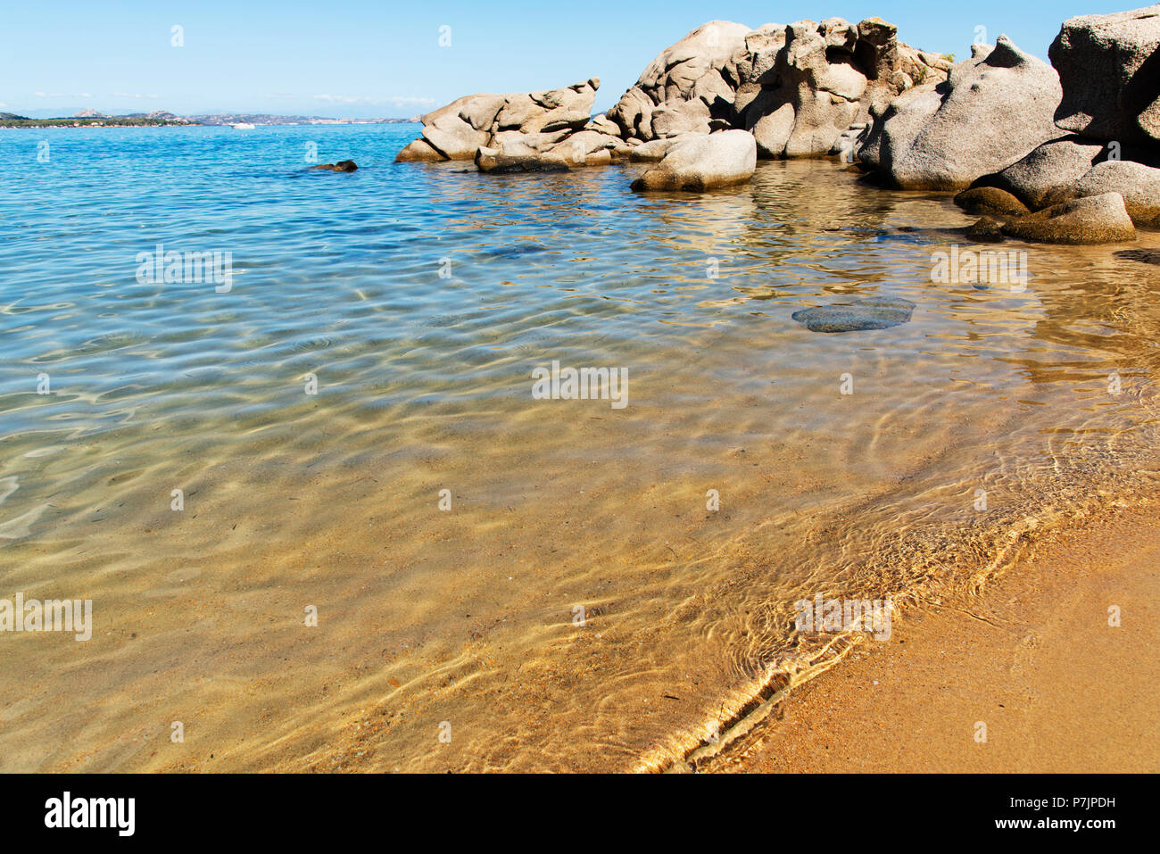Una vista delle acque limpide del mare Mediterraneo e le peculiari formazioni rocciose di Cala Ginepro spiaggia, nella famosa Costa Smeralda, Sardegna, Ita Foto Stock