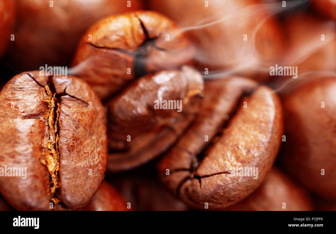 I chicchi di caffè vicino, la torrefazione del caffè Foto Stock