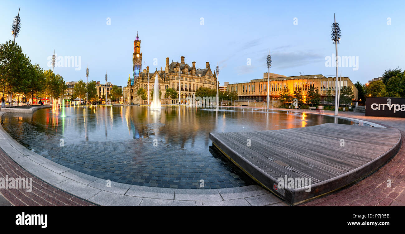 Rigenerato parco urbano, ora con specchio enorme piscina, 100 fontane, proiettori di luce ed effetti di nebbia nel centro della città di Bradford, Regno Unito. Foto Stock
