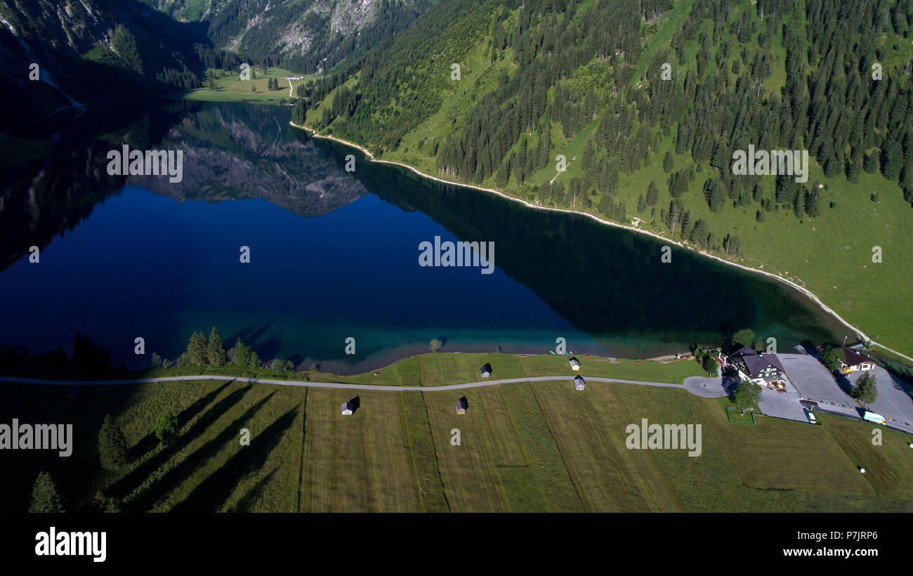 Il lago Vilsalpsee a 1165 metri sopra il livello del mare nella graziosa Tannheimer Tal Foto Stock