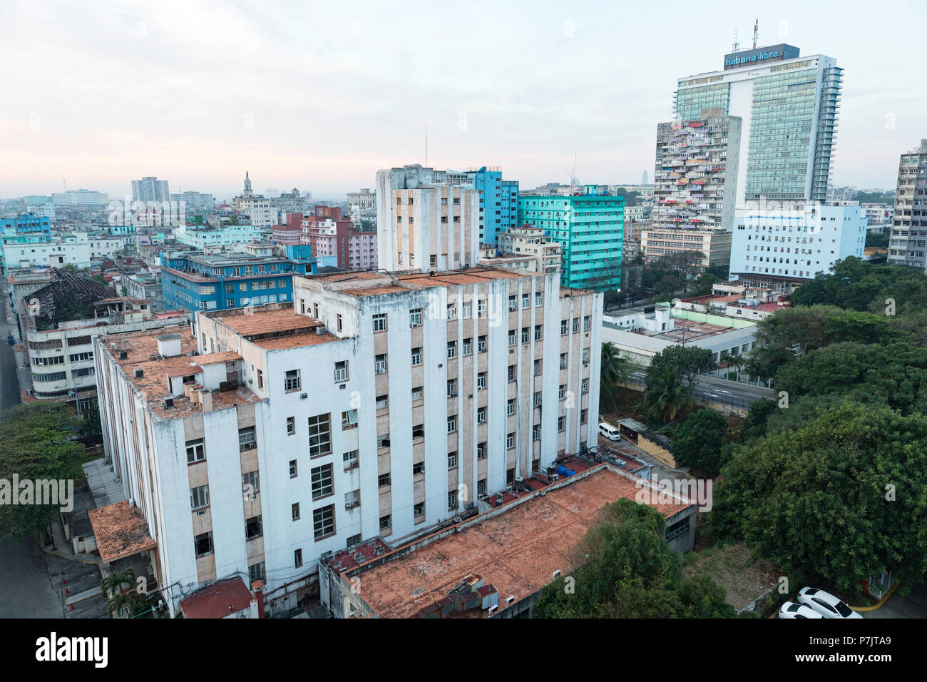 Paesaggio urbano vista guardando ad ovest della città di El Vedado, preso dal tetto dell'Hotel Nacional, Cuba. Foto Stock