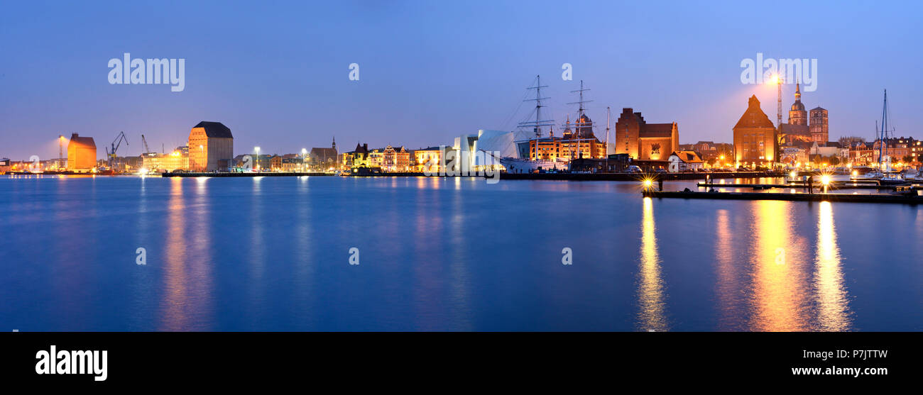 Germania, Meclemburgo-Pomerania, città anseatica di Stralsund, 'Stadthafen' (porto), brick warehouse, Ozeaneum, Gorch Fock addestramento alla vela di nave Foto Stock