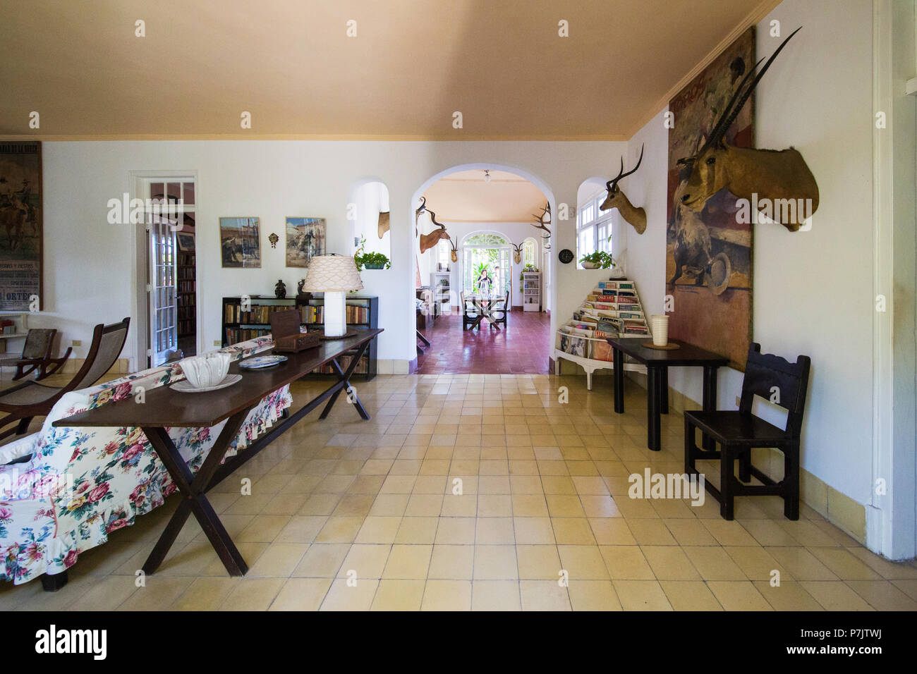 Il soggiorno a Finca Vigía, la casa di Ernest Hemingway a San Francisco de Paula Ward a l'Avana, Cuba Foto Stock