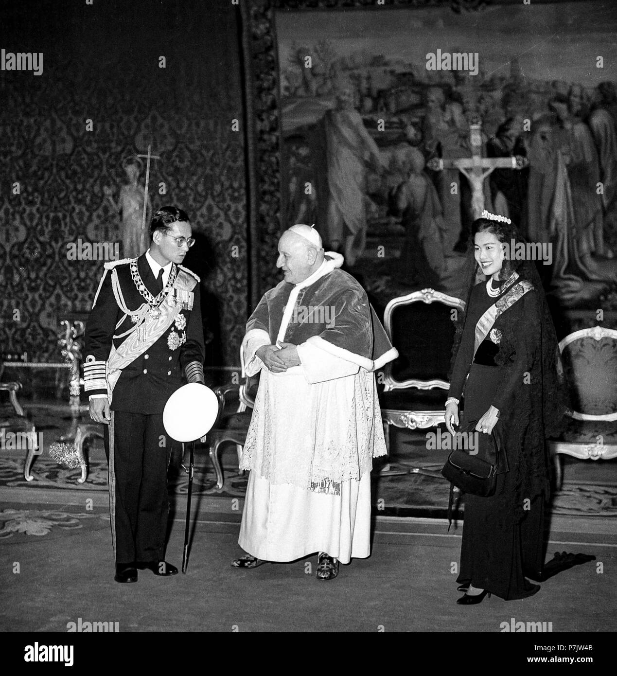 Il Concilio Vaticano I Royals della Tailandia Bhumibol Adulyadej e Sirikit Kitigakara, in occasione di una visita a Papa Giovanni XXIII il 1 ottobre, 1960 Foto Stock