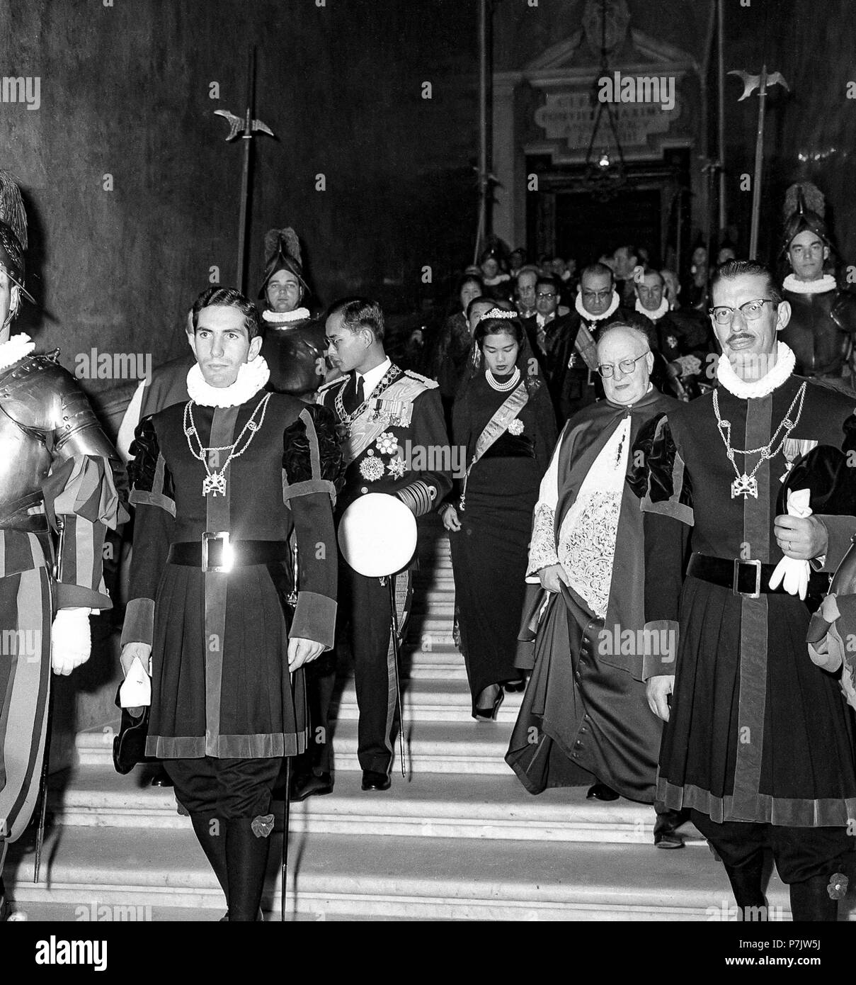 Il Concilio Vaticano I Royals della Tailandia Bhumibol Adulyadej e Sirikit Kitigakara, in occasione di una visita a Papa Giovanni XXIII il 1 ottobre, 1960 Foto Stock