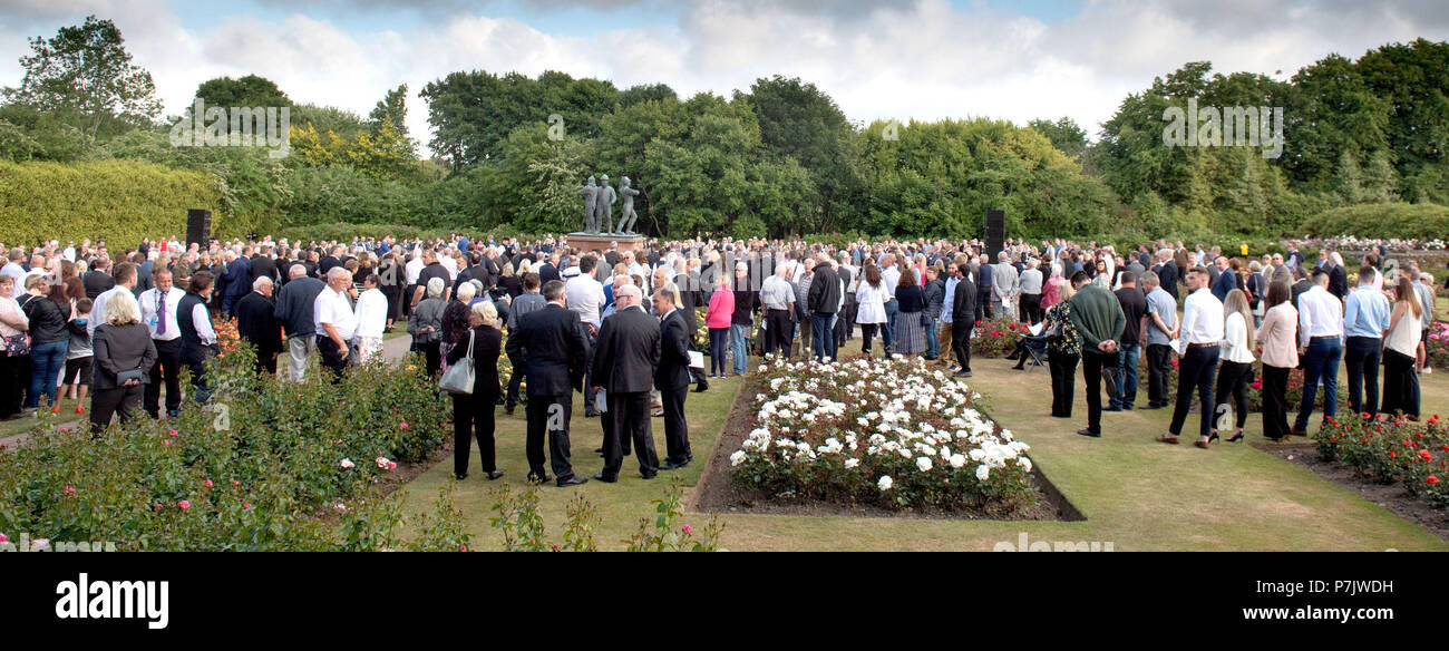 La folla si radunano in Aberdeen's Hazlehead Park, in cui un servizio viene a prendere posto per ricordare i 167 uomini che hanno perso la vita il Piper Alpha disaster 30 anni fa. Foto Stock