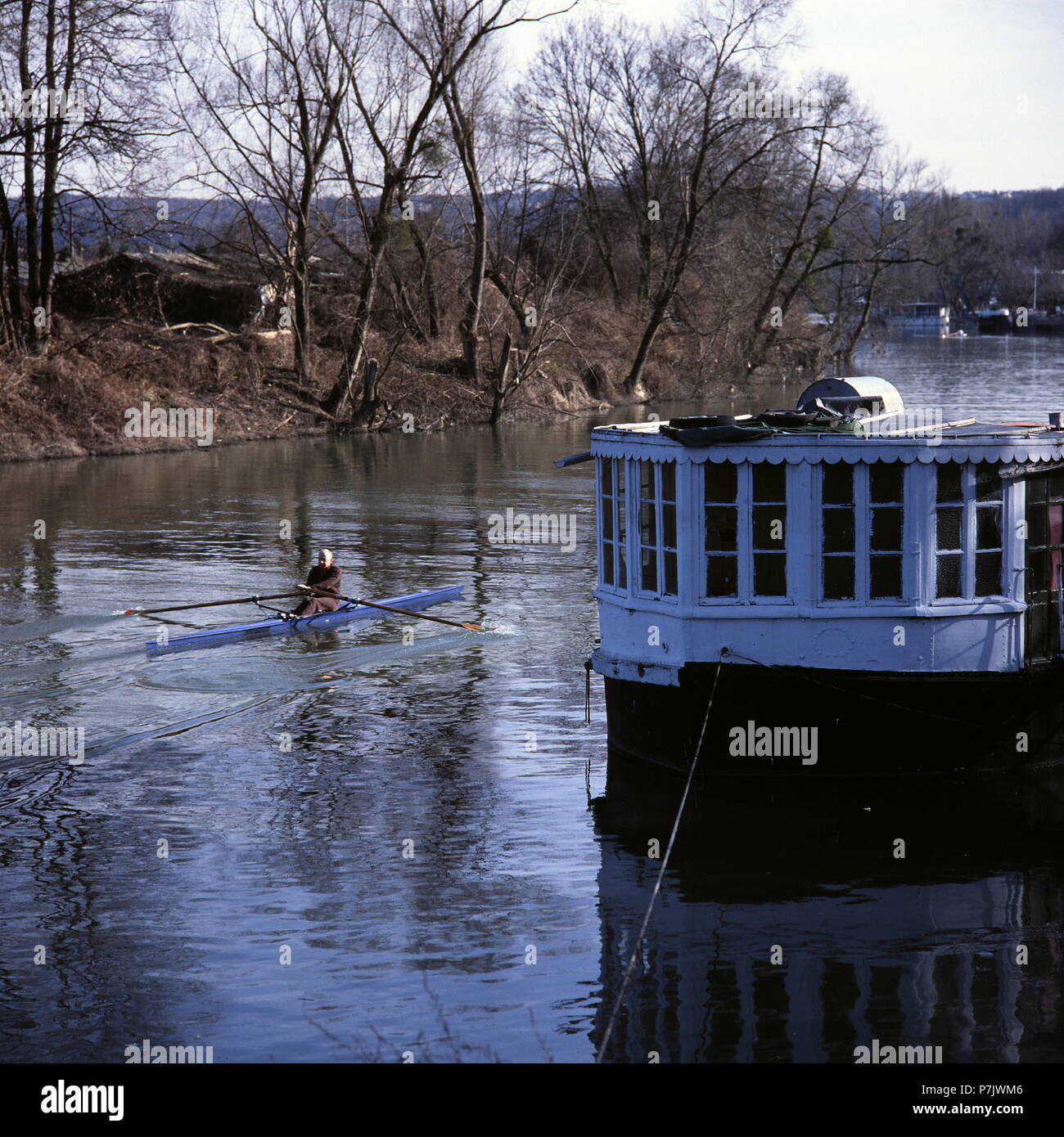 AJAXNETPHOTO. LE PORT MARLY, Francia. - Senna - UN UOMO SCULL TESTE passato a monte vecchio case galleggianti ormeggiate lungo il fiume. Xix secolo artisti impressionista Alfred Sisley e Camille Pissarro entrambi realizzati studi di vita sul fiume qui vicino. Foto:JONATHAN EASTLAND/AJAX REF:50 Foto Stock