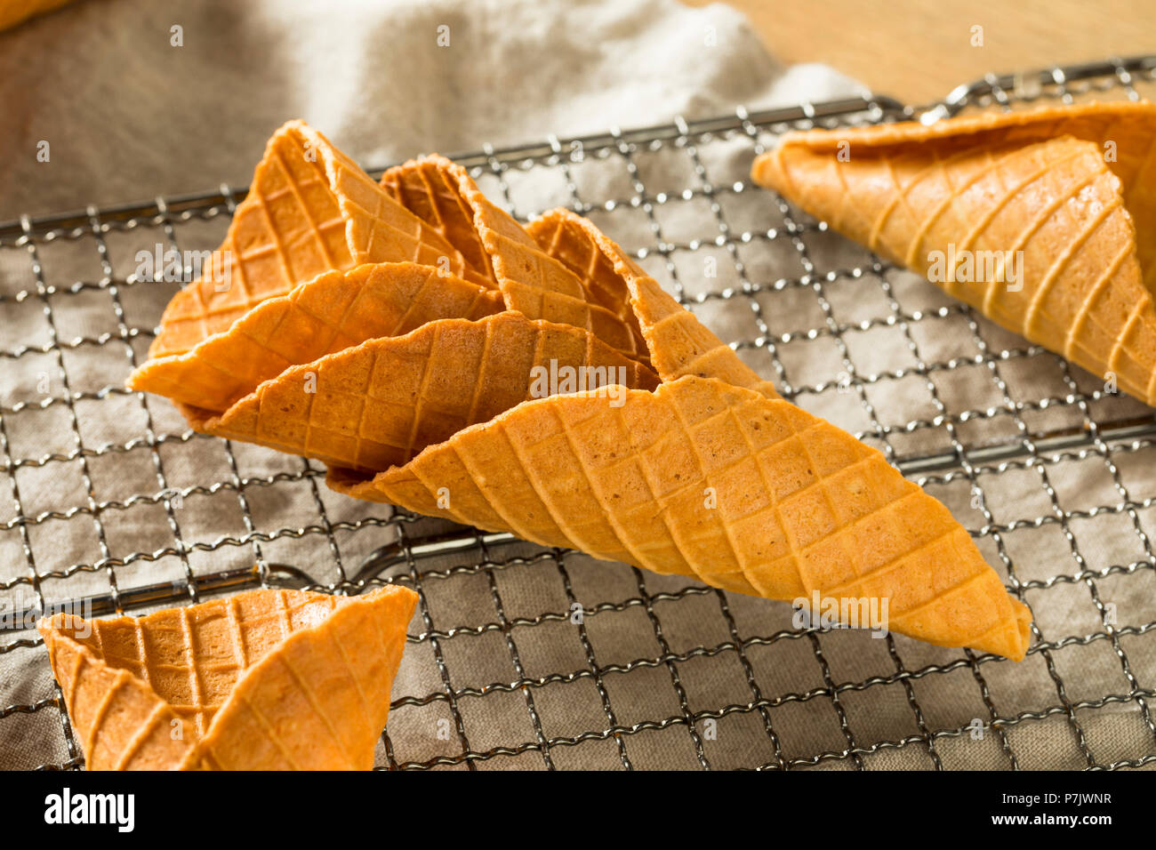 Croccante waffle fatti in casa coni gelato pronto a mangiare Foto Stock