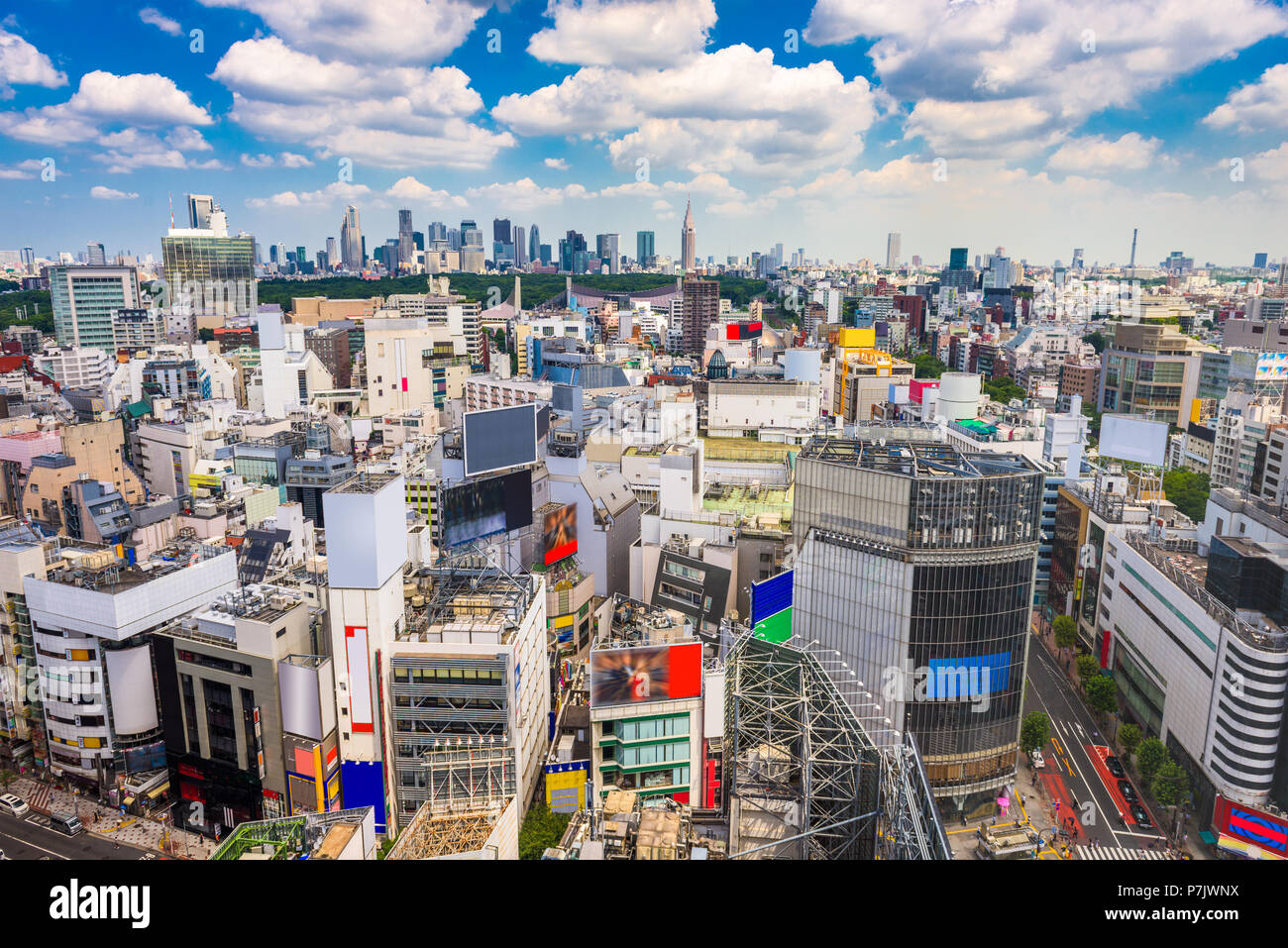 Shibuya, Tokyo, Giappone skyline della città verso Shinjuku in distanza. Foto Stock
