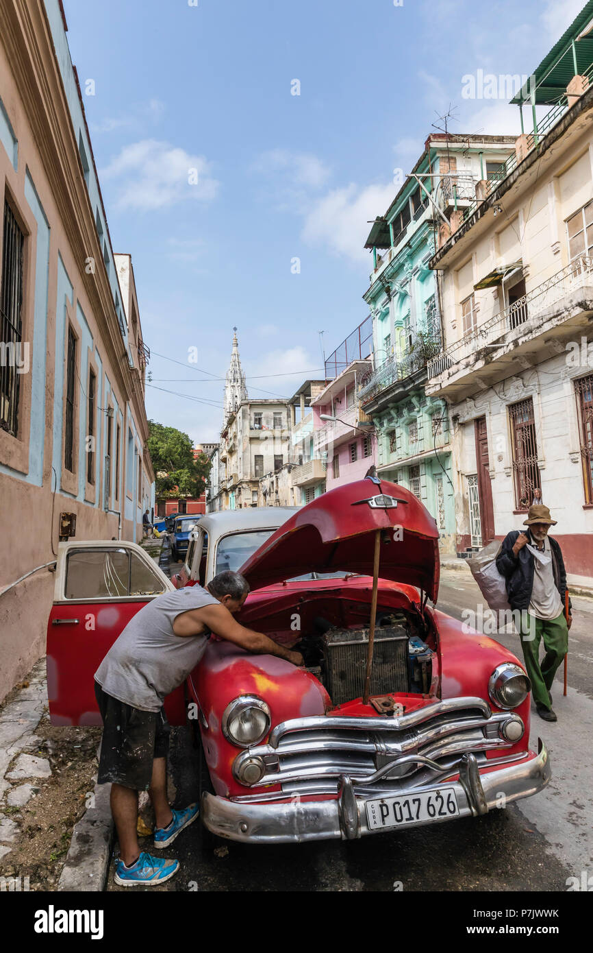 Classic American car essendo utilizzato come un taxi, localmente noto come almendrones, Havana, Cuba. Foto Stock