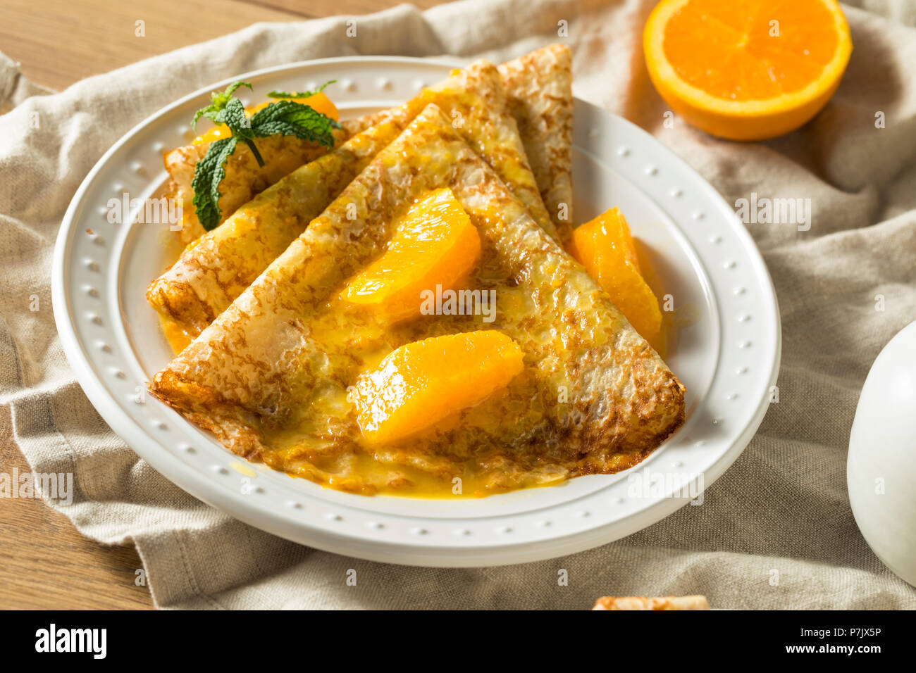 Dolci fatti in casa Orange crepes suzette per la prima colazione Foto Stock