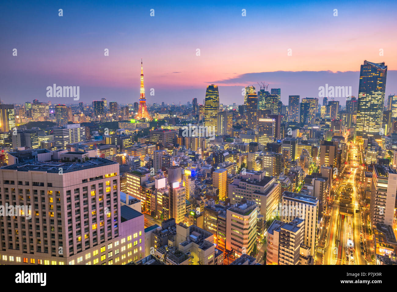 Tokyo, Giappone skyline fro Shiodome distretto con la Torre di Tokyo al tramonto. Foto Stock