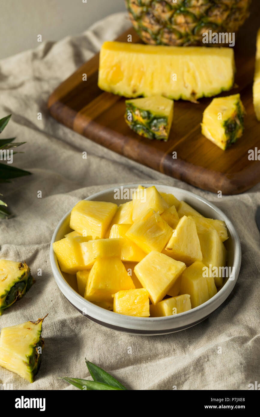 Materie organiche giallo fette di ananas pronto a mangiare Foto Stock
