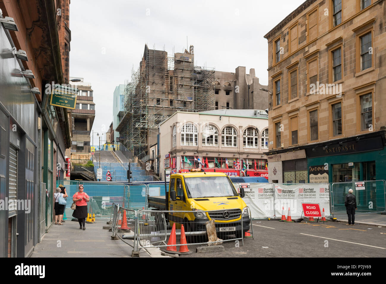 Glasgow School of Art dopo il 2018 al fuoco con il fuoco di cordone di sicurezza su Pitt Street Foto Stock