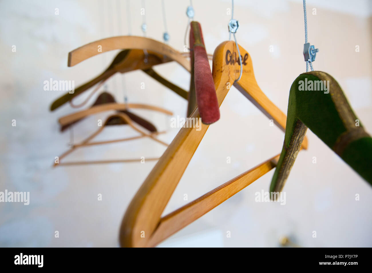 Diverse grucce pendere liberamente in camera Foto Stock