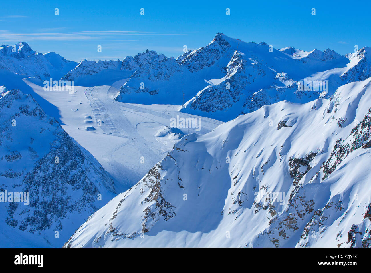 Austria, Tirolo, ghiacciaio Pitztal con Hinterer Brunnenkogel e Wildspitzbahn Foto Stock
