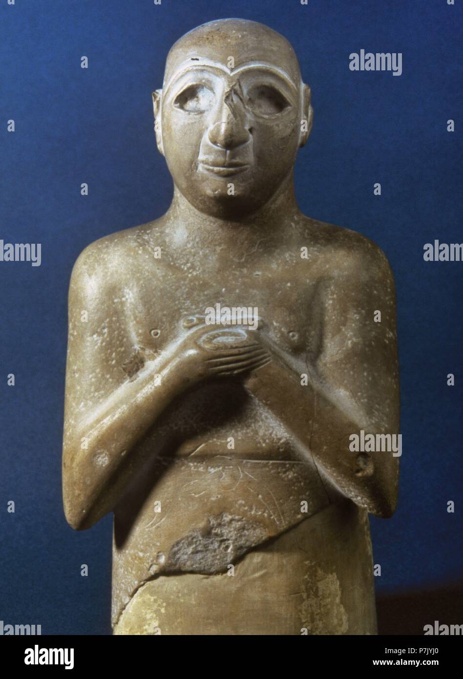 Statua recante una iscrizione sul retro: Satam, figlio di Lu-Barab, figlio di Lugal-Kisal-si, re di Uruk, servo di Girim-si, principe di Uruk. Calcare, Early Dynastic III, ca. 2400 BC. Il museo del Louvre. Parigi, Francia. Foto Stock