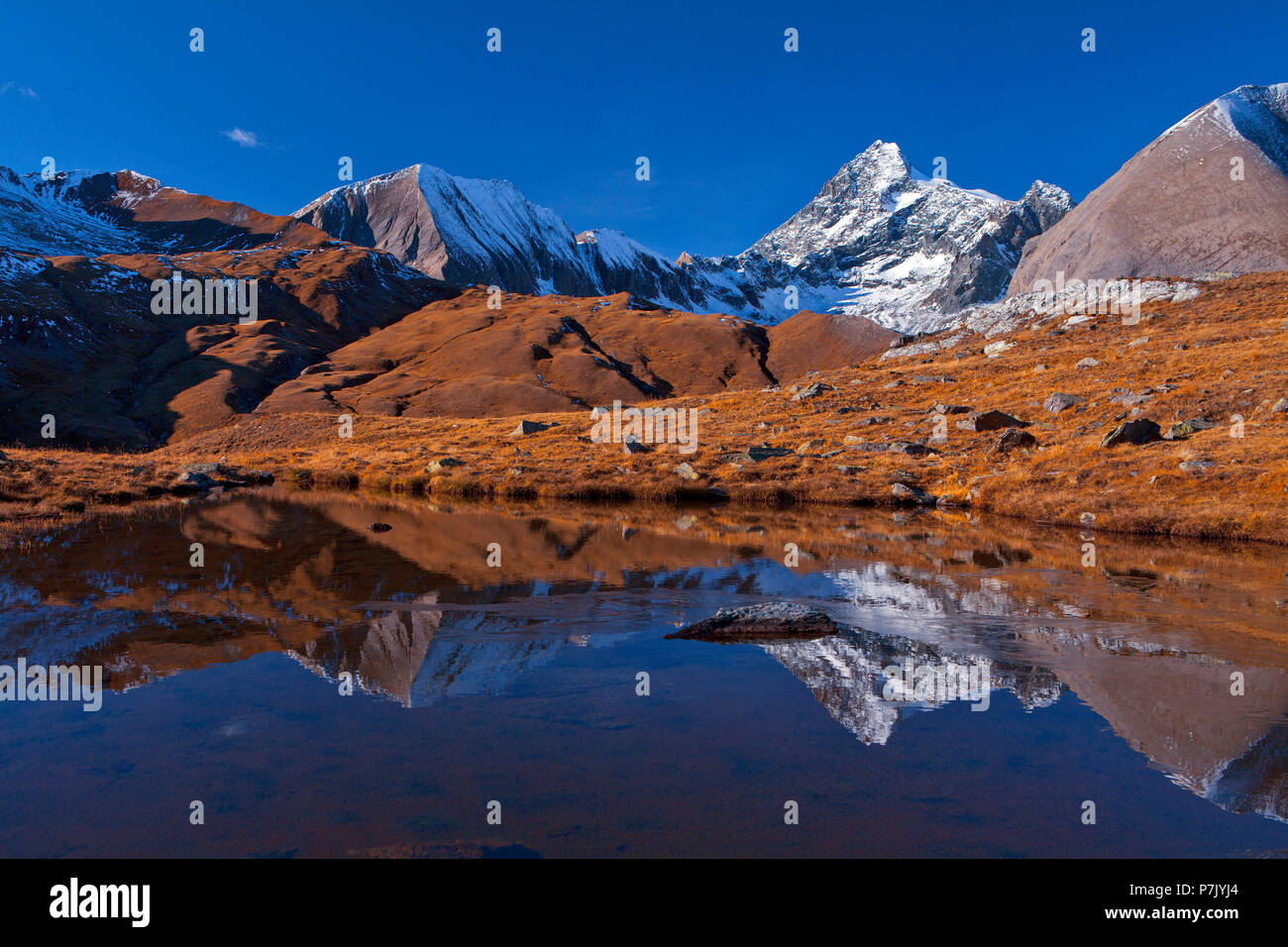 Austria, Tirolo orientale, lago di montagna a Kals contro il Großglockner Foto Stock