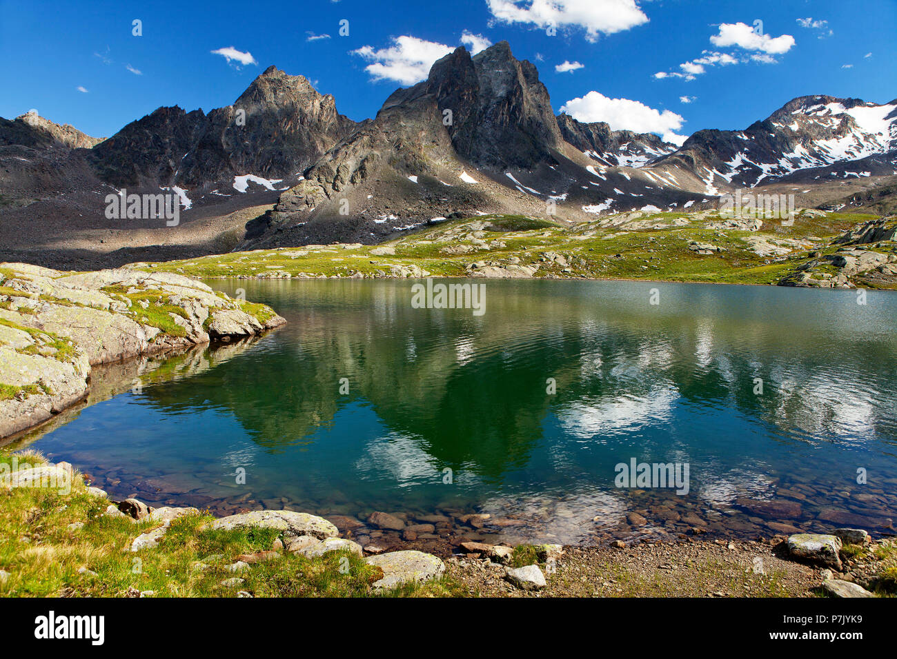Austria, Tirolo, Alpi Venoste, Grande lago nella caduta di Bach Kar contro Pfroslkopf Foto Stock