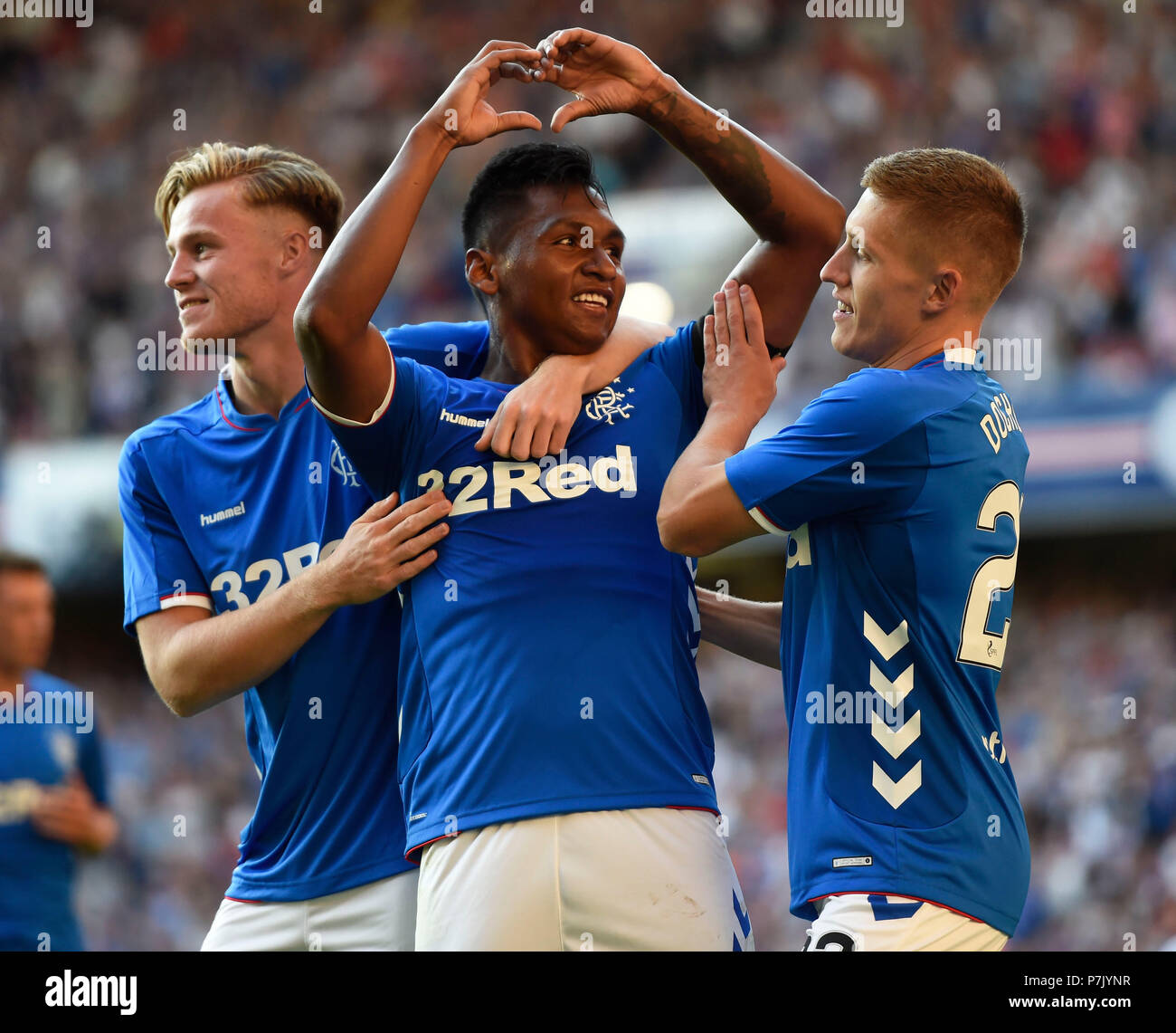 Rangers Alfredo Morelos (centro) celebra con Aidan Wilson (sinistra) e Greg Docherty dopo aver segnato il suo lato del quinto obiettivo del gioco durante la pre-stagione amichevole a Ibrox Stadium, Glasgow. Foto Stock