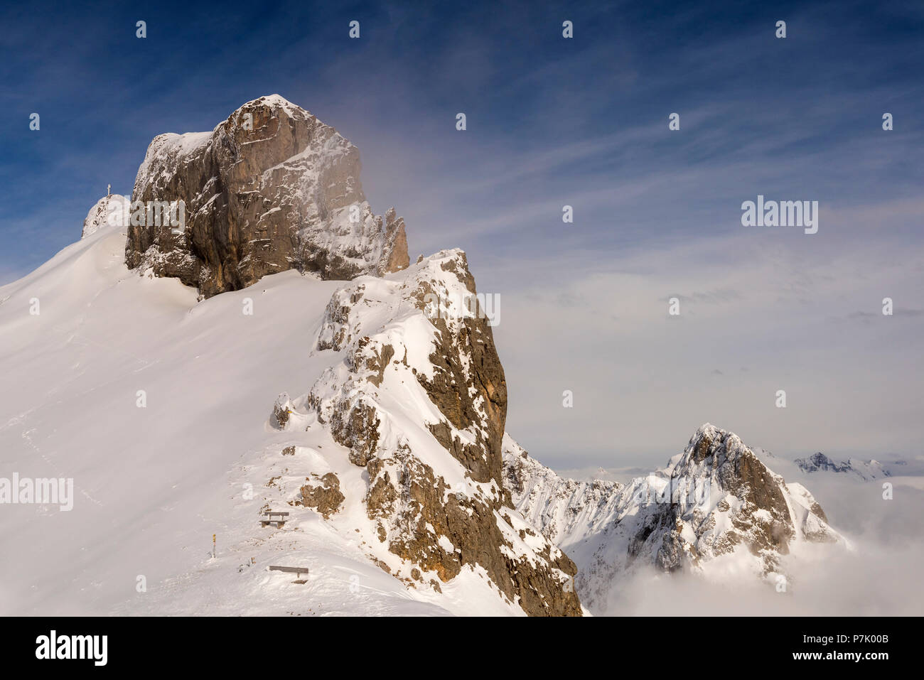 Vista del massiccio del Karwendel e del western Karwendelspitze con vertice di croce in nuvoloso meteo in inverno. Foto Stock